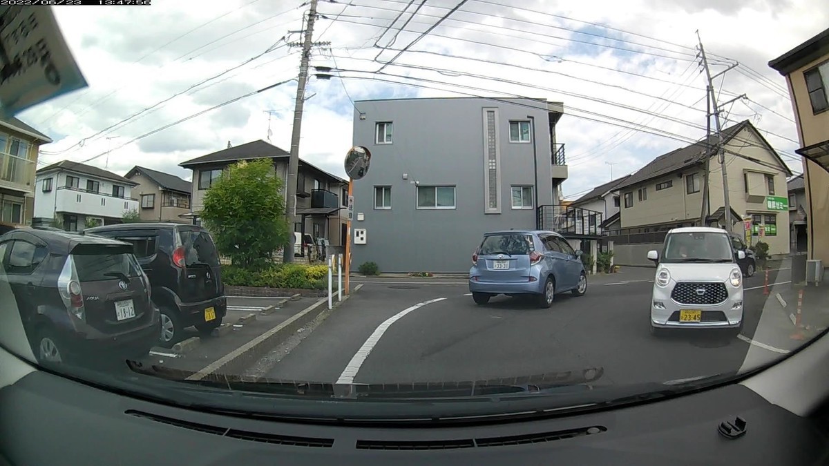 ☆★☆【令和４年６月２３日㈭遭遇車リスト】  国道経由ルート、走行距離３５００ｍ  　自宅　９００ｍ圏内（毎日必ず嫌がらせ容疑車が現れる圏内）の登場車総数５台。  　目的地４００ｍ圏内（上記圏内に次いで嫌がらせ容疑車多発）の登場車総数６台。  〇塗色　遭遇順　車種　ナンバー　　　　　自宅からの走行距離（特徴＆容疑）  ①青紺　タンク　　　岡山５３０　は　８８１２　　　５０ｍ（青塗色２連続の１）  ②青　ラクティス　　岡山５０２　と　３３３１　　　５０ｍ（青２連の２＆４桁中３桁同字）  ④白　キャスト　　　岡山５８１　ひ　２３４５　　１００ｍ（等差数列ナンバー）  ⑤青　フィット　　　岡山５３２　せ　・４１４　　３００ｍ（青塗色＆３桁ナンバー）  ➏緑系　ヴェゼル　　岡山３３９　み　・・５８　３１００ｍ（２桁ナンバー）  ➌青　カムリ　　　　岡山３０１　ち　５９３９　３３００ｍ（青塗色）  ➊黄　スペーシア　　岡山５８６　よ　・８１５　３４００ｍ（黄塗色＆３桁ナンバー）