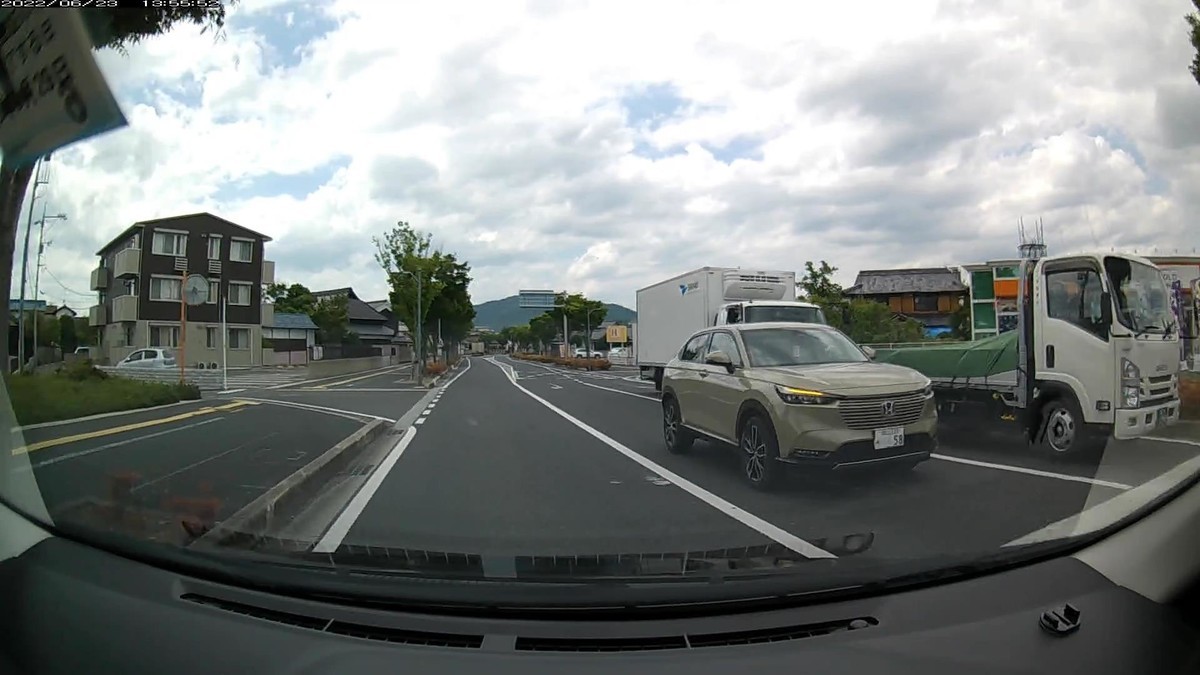 ☆★☆【令和４年６月２３日㈭遭遇車リスト】  国道経由ルート、走行距離３５００ｍ  　自宅　９００ｍ圏内（毎日必ず嫌がらせ容疑車が現れる圏内）の登場車総数５台。  　目的地４００ｍ圏内（上記圏内に次いで嫌がらせ容疑車多発）の登場車総数６台。  〇塗色　遭遇順　車種　ナンバー　　　　　自宅からの走行距離（特徴＆容疑）  ①青紺　タンク　　　岡山５３０　は　８８１２　　　５０ｍ（青塗色２連続の１）  ②青　ラクティス　　岡山５０２　と　３３３１　　　５０ｍ（青２連の２＆４桁中３桁同字）  ④白　キャスト　　　岡山５８１　ひ　２３４５　　１００ｍ（等差数列ナンバー）  ⑤青　フィット　　　岡山５３２　せ　・４１４　　３００ｍ（青塗色＆３桁ナンバー）  ➏緑系　ヴェゼル　　岡山３３９　み　・・５８　３１００ｍ（２桁ナンバー）  ➌青　カムリ　　　　岡山３０１　ち　５９３９　３３００ｍ（青塗色）  ➊黄　スペーシア　　岡山５８６　よ　・８１５　３４００ｍ（黄塗色＆３桁ナンバー）