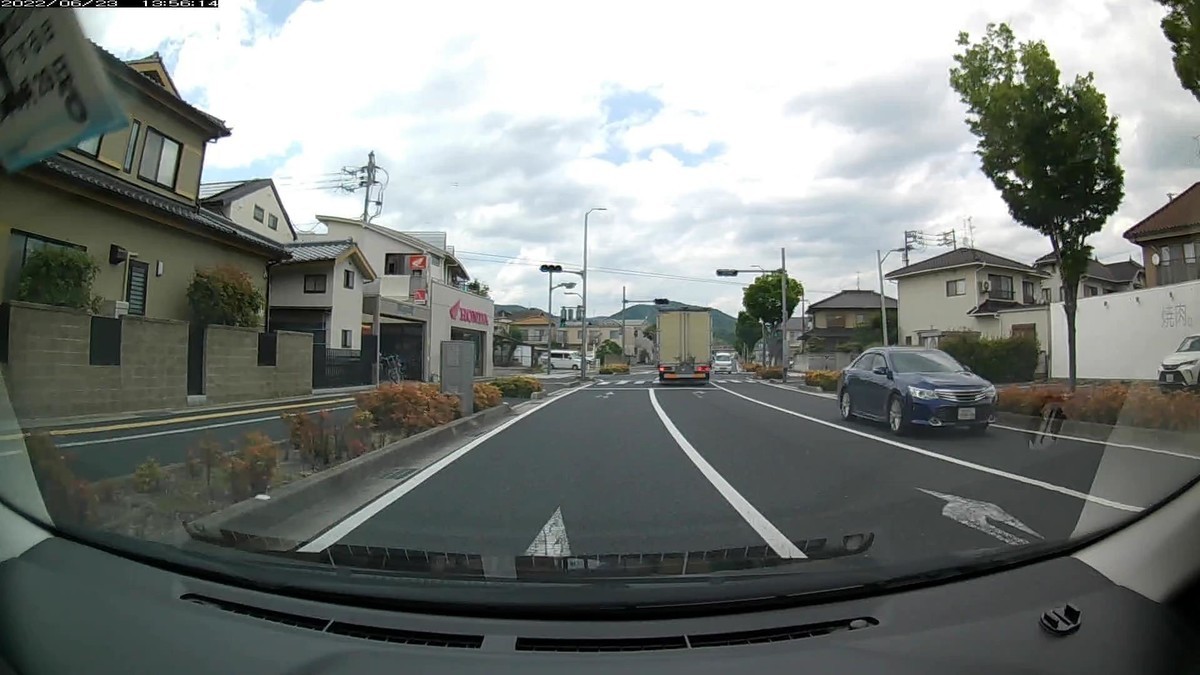 ☆★☆【令和４年６月２３日㈭遭遇車リスト】  国道経由ルート、走行距離３５００ｍ  　自宅　９００ｍ圏内（毎日必ず嫌がらせ容疑車が現れる圏内）の登場車総数５台。  　目的地４００ｍ圏内（上記圏内に次いで嫌がらせ容疑車多発）の登場車総数６台。  〇塗色　遭遇順　車種　ナンバー　　　　　自宅からの走行距離（特徴＆容疑）  ①青紺　タンク　　　岡山５３０　は　８８１２　　　５０ｍ（青塗色２連続の１）  ②青　ラクティス　　岡山５０２　と　３３３１　　　５０ｍ（青２連の２＆４桁中３桁同字）  ④白　キャスト　　　岡山５８１　ひ　２３４５　　１００ｍ（等差数列ナンバー）  ⑤青　フィット　　　岡山５３２　せ　・４１４　　３００ｍ（青塗色＆３桁ナンバー）  ➏緑系　ヴェゼル　　岡山３３９　み　・・５８　３１００ｍ（２桁ナンバー）  ➌青　カムリ　　　　岡山３０１　ち　５９３９　３３００ｍ（青塗色）  ➊黄　スペーシア　　岡山５８６　よ　・８１５　３４００ｍ（黄塗色＆３桁ナンバー）