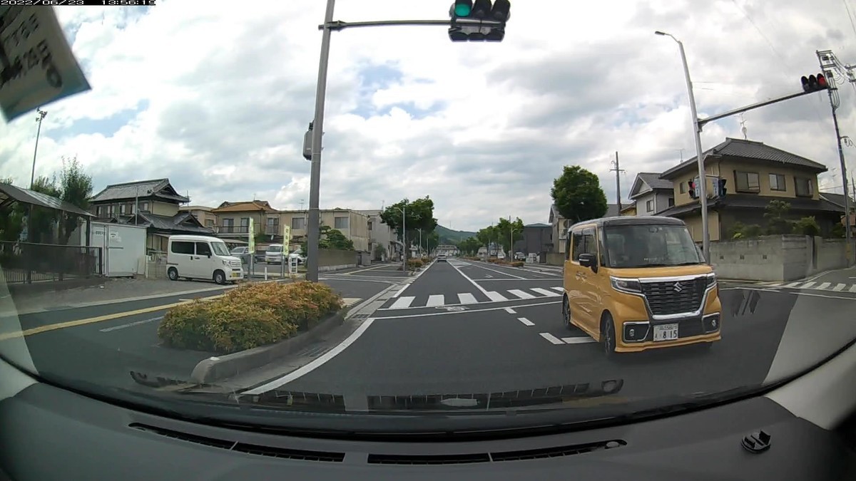 ☆★☆【令和４年６月２３日㈭遭遇車リスト】  国道経由ルート、走行距離３５００ｍ  　自宅　９００ｍ圏内（毎日必ず嫌がらせ容疑車が現れる圏内）の登場車総数５台。  　目的地４００ｍ圏内（上記圏内に次いで嫌がらせ容疑車多発）の登場車総数６台。  〇塗色　遭遇順　車種　ナンバー　　　　　自宅からの走行距離（特徴＆容疑）  ①青紺　タンク　　　岡山５３０　は　８８１２　　　５０ｍ（青塗色２連続の１）  ②青　ラクティス　　岡山５０２　と　３３３１　　　５０ｍ（青２連の２＆４桁中３桁同字）  ④白　キャスト　　　岡山５８１　ひ　２３４５　　１００ｍ（等差数列ナンバー）  ⑤青　フィット　　　岡山５３２　せ　・４１４　　３００ｍ（青塗色＆３桁ナンバー）  ➏緑系　ヴェゼル　　岡山３３９　み　・・５８　３１００ｍ（２桁ナンバー）  ➌青　カムリ　　　　岡山３０１　ち　５９３９　３３００ｍ（青塗色）  ➊黄　スペーシア　　岡山５８６　よ　・８１５　３４００ｍ（黄塗色＆３桁ナンバー）