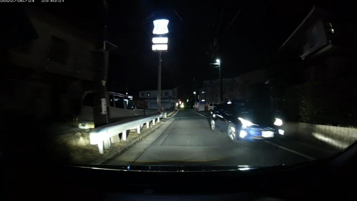 【令和４年６月２４日㈮深夜遭遇車リスト】  遭遇５台。旧街道（旧山陽道）経由ルート３０００ｍ。  ①黒　軽ＳＵＶ　　　　倉敷５８１　ふ　・・・３　　５００ｍ（１桁ナンバー）  ③青　プリウス　　　　岡山３３４　み　・８０１　　５００ｍ（青＆３桁）  ④黒　軽自動車　　　　〇〇〇８〇　〇　２２８９　　８００ｍ（フォグ異常輝度）  ⑤青　アクア　　　　　沖縄５２２　を　・７７７　２１００ｍ（青＆３桁全同字）  　　※②の青プリウスは、登場する度に必ずその前後に、４桁中３桁以上同字ナンバーや１桁ナンバー等のカルトナンバー車を伴って現れる特定容疑車。  　　※④のフォグランプがハイビームになっている軽自動車は、ナンバープレートを斜め下方向に向けた、違法改造車。  　　※⑤は、ほぼ毎晩、嫌がらせ容疑要件を満足する駐車車両が待ち構えているか、こちらを照らし付ける位置にライトを点灯したままの駐車車両のいる地縛嫌がらせスポットでの駐車車両。