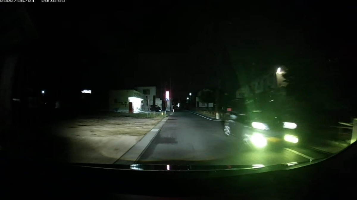 【令和４年６月２４日㈮深夜遭遇車リスト】  遭遇５台。旧街道（旧山陽道）経由ルート３０００ｍ。  ①黒　軽ＳＵＶ　　　　倉敷５８１　ふ　・・・３　　５００ｍ（１桁ナンバー）  ③青　プリウス　　　　岡山３３４　み　・８０１　　５００ｍ（青＆３桁）  ④黒　軽自動車　　　　〇〇〇８〇　〇　２２８９　　８００ｍ（フォグ異常輝度）  ⑤青　アクア　　　　　沖縄５２２　を　・７７７　２１００ｍ（青＆３桁全同字）  　　※②の青プリウスは、登場する度に必ずその前後に、４桁中３桁以上同字ナンバーや１桁ナンバー等のカルトナンバー車を伴って現れる特定容疑車。  　　※④のフォグランプがハイビームになっている軽自動車は、ナンバープレートを斜め下方向に向けた、違法改造車。  　　※⑤は、ほぼ毎晩、嫌がらせ容疑要件を満足する駐車車両が待ち構えているか、こちらを照らし付ける位置にライトを点灯したままの駐車車両のいる地縛嫌がらせスポットでの駐車車両。