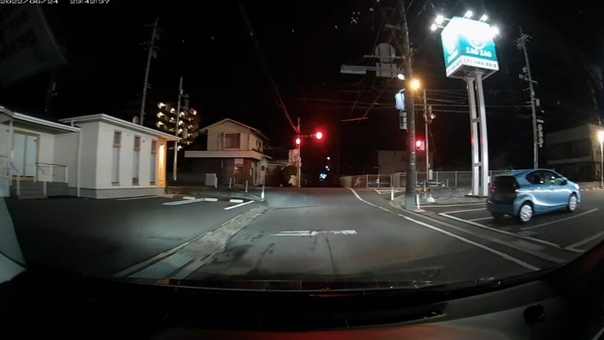 【令和４年６月２４日㈮深夜遭遇車リスト】  遭遇５台。旧街道（旧山陽道）経由ルート３０００ｍ。  ①黒　軽ＳＵＶ　　　　倉敷５８１　ふ　・・・３　　５００ｍ（１桁ナンバー）  ③青　プリウス　　　　岡山３３４　み　・８０１　　５００ｍ（青＆３桁）  ④黒　軽自動車　　　　〇〇〇８〇　〇　２２８９　　８００ｍ（フォグ異常輝度）  ⑤青　アクア　　　　　沖縄５２２　を　・７７７　２１００ｍ（青＆３桁全同字）  　　※②の青プリウスは、登場する度に必ずその前後に、４桁中３桁以上同字ナンバーや１桁ナンバー等のカルトナンバー車を伴って現れる特定容疑車。  　　※④のフォグランプがハイビームになっている軽自動車は、ナンバープレートを斜め下方向に向けた、違法改造車。  　　※⑤は、ほぼ毎晩、嫌がらせ容疑要件を満足する駐車車両が待ち構えているか、こちらを照らし付ける位置にライトを点灯したままの駐車車両のいる地縛嫌がらせスポットでの駐車車両。