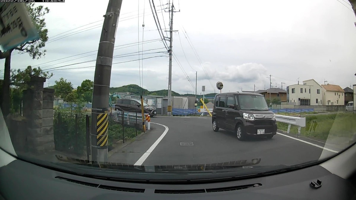 ☆★☆【令和４年６月２４日㈮遭遇車リスト】  国道経由ルート、走行距離４３００ｍ  　自宅　３００ｍ圏内（毎日必ず嫌がらせ容疑車が現れる圏内）の登場車総数５台。  　目的地４００ｍ圏内（上記圏内に次いで嫌がらせ容疑車多発）の登場車総数０台。  〇塗色　遭遇順　車種　ナンバー　　　　　自宅からの走行距離（特徴＆容疑）  ②白　レクサスＲＣ　　岡山３６３　は　・３００　　１００ｍ（３桁ナンバー）  ③黒　タントＧ　　　　岡山５８７　か　・５１６　　１９０ｍ（３桁ナンバー２連続）　  ④黒　シエンタ　　　　岡山５３３　め　・４１８　　２００ｍ（３桁ナンバー３連続）  ⑤赤　ノート　　　　　岡山５３１　む　２７００　　３００ｍ（赤塗色）     　※２台目の遭遇車（最初の対向車）から、３台連続で３桁ナンバー。  　※４台目は、１台目が・３００だった直後の２７００で赤塗色。