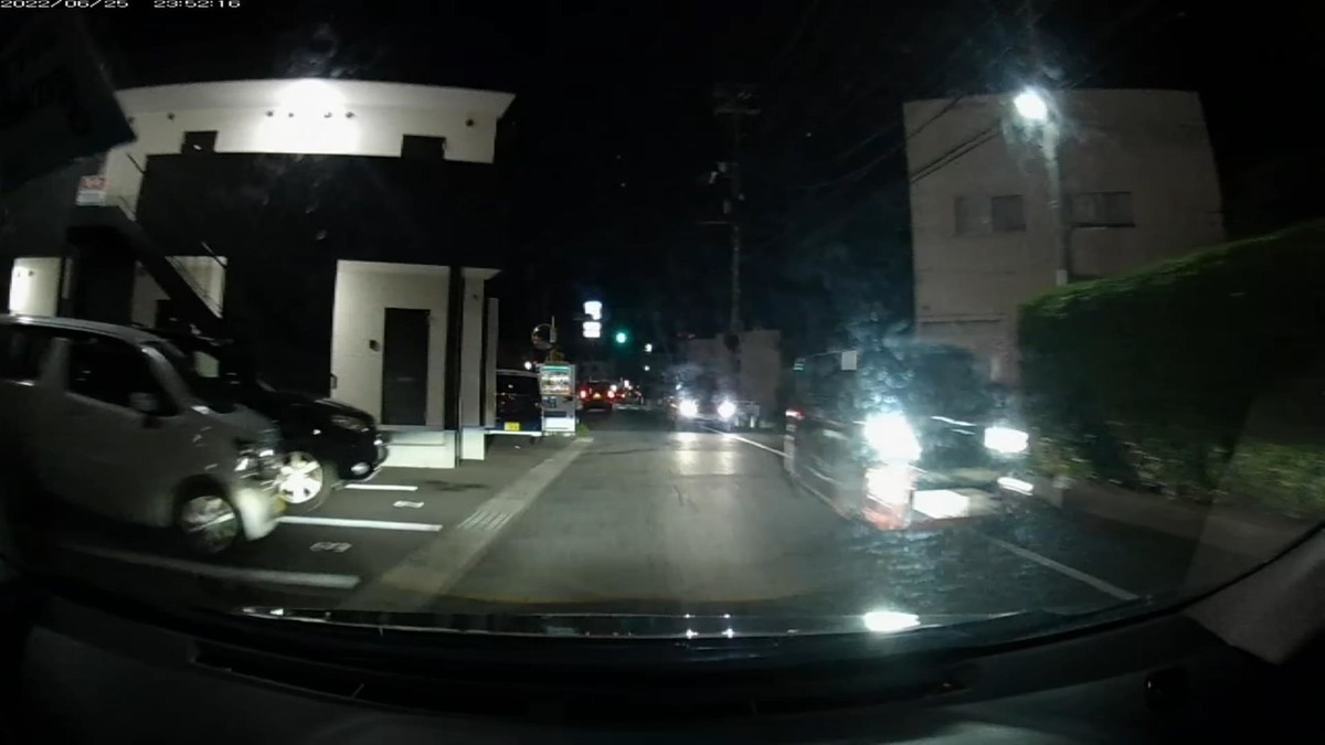 【令和４年６月２５日㈯深夜遭遇車リスト】  遭遇１１台。旧街道（旧山陽道）経由ルート３０００ｍ。  ①赤　クロスビー　　岡山５８８　た　・２１４　　３００ｍ（赤＆３桁＆無意味灯火）  ②赤　軽自動車　　　岡山５８６　や　１２０６　　４００ｍ（赤）  ③白？　車種不明　　岡山３３２　の　・・３９　　４００ｍ（２桁ナンバー）  ④黒　軽自動車　　　岡山５９２　い　・・２８　　９００ｍ（２桁ナンバー２連続）  ⑤緑　タフト　　　　広島５８１　よ　１２１４　　９００ｍ  ⑥黒　コンフォート　岡山５００　あ　５１９０　１６００ｍ　  ⑦青　タント　　　　岡山４８５　き　・１１７　１６００ｍ（青＆３桁ナンバー）  ⑧白　エスティマ　　倉敷３３１　め　・・５６　２１００ｍ（２桁ナンバー）  ⑨黒　ノート　　　　岡山５０２　た　７２７３　２１００ｍ  ⑩黒　軽自動車　　　岡山５８０　ぬ　６２８０　２６００ｍ  ⑪白　クラウン　　　岡山３０１　ひ　７９７３　２６００ｍ  　※２桁ナンバーが３台の不自然。１１台もの遭遇車がいること自体がそもそも不自然。  　※⑪の７９７３も、一度目の前を北進で通り過ぎてから、数十秒後に南進で再登場。