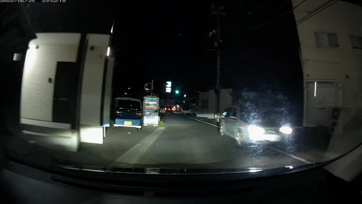 【令和４年６月２５日㈯深夜遭遇車リスト】  遭遇１１台。旧街道（旧山陽道）経由ルート３０００ｍ。  ①赤　クロスビー　　岡山５８８　た　・２１４　　３００ｍ（赤＆３桁＆無意味灯火）  ②赤　軽自動車　　　岡山５８６　や　１２０６　　４００ｍ（赤）  ③白？　車種不明　　岡山３３２　の　・・３９　　４００ｍ（２桁ナンバー）  ④黒　軽自動車　　　岡山５９２　い　・・２８　　９００ｍ（２桁ナンバー２連続）  ⑤緑　タフト　　　　広島５８１　よ　１２１４　　９００ｍ  ⑥黒　コンフォート　岡山５００　あ　５１９０　１６００ｍ　  ⑦青　タント　　　　岡山４８５　き　・１１７　１６００ｍ（青＆３桁ナンバー）  ⑧白　エスティマ　　倉敷３３１　め　・・５６　２１００ｍ（２桁ナンバー）  ⑨黒　ノート　　　　岡山５０２　た　７２７３　２１００ｍ  ⑩黒　軽自動車　　　岡山５８０　ぬ　６２８０　２６００ｍ  ⑪白　クラウン　　　岡山３０１　ひ　７９７３　２６００ｍ  　※２桁ナンバーが３台の不自然。１１台もの遭遇車がいること自体がそもそも不自然。  　※⑪の７９７３も、一度目の前を北進で通り過ぎてから、数十秒後に南進で再登場。