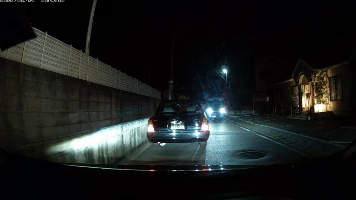 【令和４年６月２５日㈯深夜遭遇車リスト】  遭遇１１台。旧街道（旧山陽道）経由ルート３０００ｍ。  ①赤　クロスビー　　岡山５８８　た　・２１４　　３００ｍ（赤＆３桁＆無意味灯火）  ②赤　軽自動車　　　岡山５８６　や　１２０６　　４００ｍ（赤）  ③白？　車種不明　　岡山３３２　の　・・３９　　４００ｍ（２桁ナンバー）  ④黒　軽自動車　　　岡山５９２　い　・・２８　　９００ｍ（２桁ナンバー２連続）  ⑤緑　タフト　　　　広島５８１　よ　１２１４　　９００ｍ  ⑥黒　コンフォート　岡山５００　あ　５１９０　１６００ｍ　  ⑦青　タント　　　　岡山４８５　き　・１１７　１６００ｍ（青＆３桁ナンバー）  ⑧白　エスティマ　　倉敷３３１　め　・・５６　２１００ｍ（２桁ナンバー）  ⑨黒　ノート　　　　岡山５０２　た　７２７３　２１００ｍ  ⑩黒　軽自動車　　　岡山５８０　ぬ　６２８０　２６００ｍ  ⑪白　クラウン　　　岡山３０１　ひ　７９７３　２６００ｍ  　※２桁ナンバーが３台の不自然。１１台もの遭遇車がいること自体がそもそも不自然。  　※⑪の７９７３も、一度目の前を北進で通り過ぎてから、数十秒後に南進で再登場。