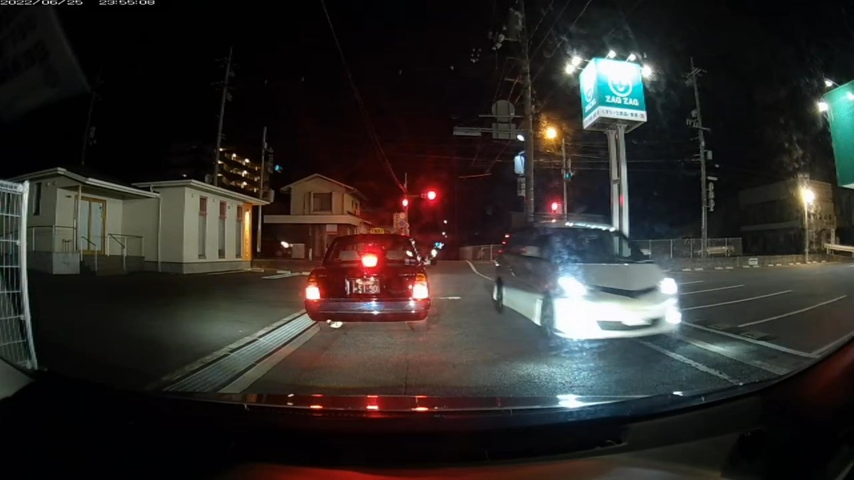 【令和４年６月２５日㈯深夜遭遇車リスト】  遭遇１１台。旧街道（旧山陽道）経由ルート３０００ｍ。  ①赤　クロスビー　　岡山５８８　た　・２１４　　３００ｍ（赤＆３桁＆無意味灯火）  ②赤　軽自動車　　　岡山５８６　や　１２０６　　４００ｍ（赤）  ③白？　車種不明　　岡山３３２　の　・・３９　　４００ｍ（２桁ナンバー）  ④黒　軽自動車　　　岡山５９２　い　・・２８　　９００ｍ（２桁ナンバー２連続）  ⑤緑　タフト　　　　広島５８１　よ　１２１４　　９００ｍ  ⑥黒　コンフォート　岡山５００　あ　５１９０　１６００ｍ　  ⑦青　タント　　　　岡山４８５　き　・１１７　１６００ｍ（青＆３桁ナンバー）  ⑧白　エスティマ　　倉敷３３１　め　・・５６　２１００ｍ（２桁ナンバー）  ⑨黒　ノート　　　　岡山５０２　た　７２７３　２１００ｍ  ⑩黒　軽自動車　　　岡山５８０　ぬ　６２８０　２６００ｍ  ⑪白　クラウン　　　岡山３０１　ひ　７９７３　２６００ｍ  　※２桁ナンバーが３台の不自然。１１台もの遭遇車がいること自体がそもそも不自然。  　※⑪の７９７３も、一度目の前を北進で通り過ぎてから、数十秒後に南進で再登場。