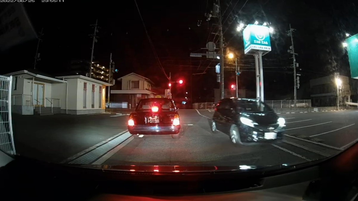 【令和４年６月２５日㈯深夜遭遇車リスト】  遭遇１１台。旧街道（旧山陽道）経由ルート３０００ｍ。  ①赤　クロスビー　　岡山５８８　た　・２１４　　３００ｍ（赤＆３桁＆無意味灯火）  ②赤　軽自動車　　　岡山５８６　や　１２０６　　４００ｍ（赤）  ③白？　車種不明　　岡山３３２　の　・・３９　　４００ｍ（２桁ナンバー）  ④黒　軽自動車　　　岡山５９２　い　・・２８　　９００ｍ（２桁ナンバー２連続）  ⑤緑　タフト　　　　広島５８１　よ　１２１４　　９００ｍ  ⑥黒　コンフォート　岡山５００　あ　５１９０　１６００ｍ　  ⑦青　タント　　　　岡山４８５　き　・１１７　１６００ｍ（青＆３桁ナンバー）  ⑧白　エスティマ　　倉敷３３１　め　・・５６　２１００ｍ（２桁ナンバー）  ⑨黒　ノート　　　　岡山５０２　た　７２７３　２１００ｍ  ⑩黒　軽自動車　　　岡山５８０　ぬ　６２８０　２６００ｍ  ⑪白　クラウン　　　岡山３０１　ひ　７９７３　２６００ｍ  　※２桁ナンバーが３台の不自然。１１台もの遭遇車がいること自体がそもそも不自然。  　※⑪の７９７３も、一度目の前を北進で通り過ぎてから、数十秒後に南進で再登場。