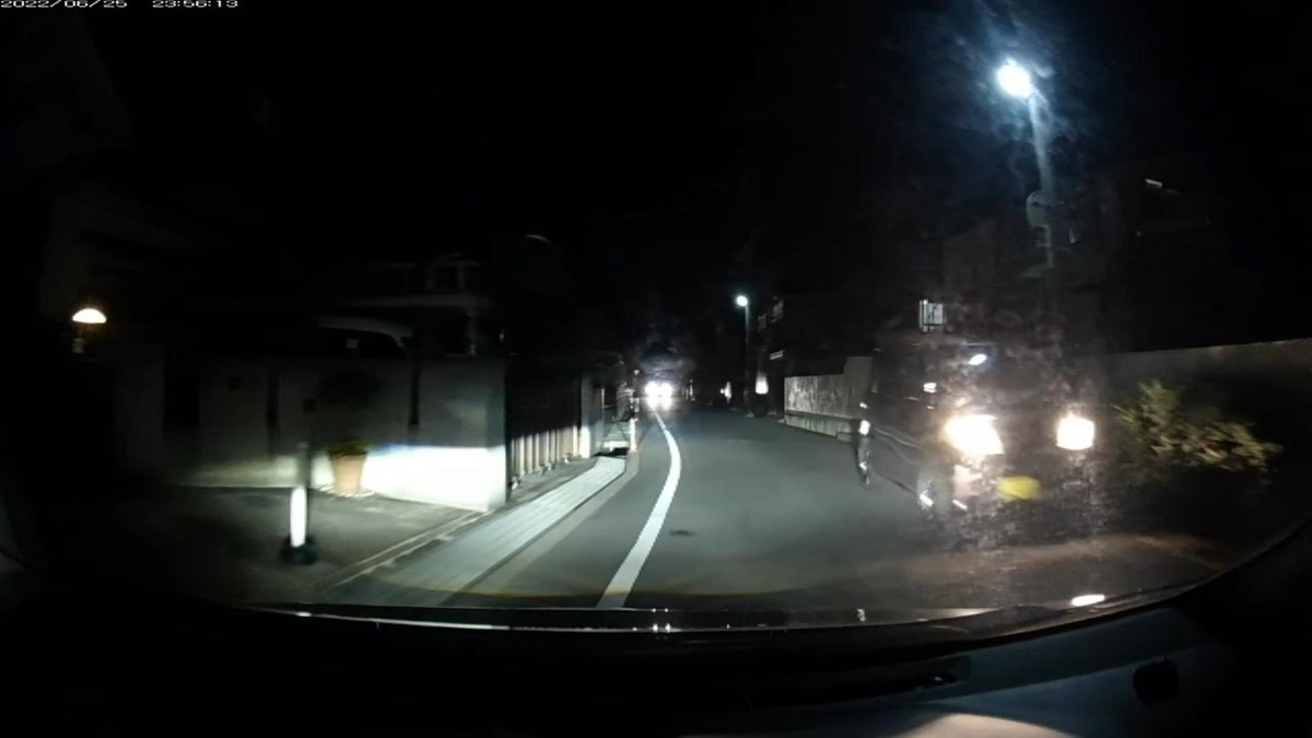 【令和４年６月２５日㈯深夜遭遇車リスト】  遭遇１１台。旧街道（旧山陽道）経由ルート３０００ｍ。  ①赤　クロスビー　　岡山５８８　た　・２１４　　３００ｍ（赤＆３桁＆無意味灯火）  ②赤　軽自動車　　　岡山５８６　や　１２０６　　４００ｍ（赤）  ③白？　車種不明　　岡山３３２　の　・・３９　　４００ｍ（２桁ナンバー）  ④黒　軽自動車　　　岡山５９２　い　・・２８　　９００ｍ（２桁ナンバー２連続）  ⑤緑　タフト　　　　広島５８１　よ　１２１４　　９００ｍ  ⑥黒　コンフォート　岡山５００　あ　５１９０　１６００ｍ　  ⑦青　タント　　　　岡山４８５　き　・１１７　１６００ｍ（青＆３桁ナンバー）  ⑧白　エスティマ　　倉敷３３１　め　・・５６　２１００ｍ（２桁ナンバー）  ⑨黒　ノート　　　　岡山５０２　た　７２７３　２１００ｍ  ⑩黒　軽自動車　　　岡山５８０　ぬ　６２８０　２６００ｍ  ⑪白　クラウン　　　岡山３０１　ひ　７９７３　２６００ｍ  　※２桁ナンバーが３台の不自然。１１台もの遭遇車がいること自体がそもそも不自然。  　※⑪の７９７３も、一度目の前を北進で通り過ぎてから、数十秒後に南進で再登場。