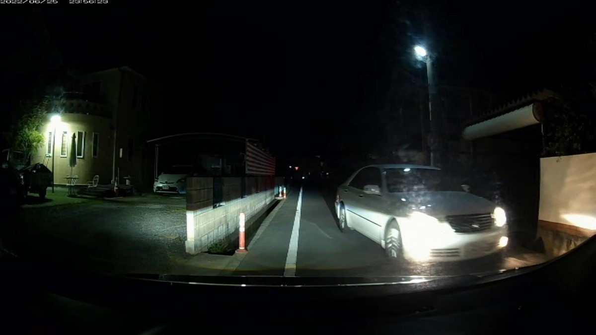 【令和４年６月２５日㈯深夜遭遇車リスト】  遭遇１１台。旧街道（旧山陽道）経由ルート３０００ｍ。  ①赤　クロスビー　　岡山５８８　た　・２１４　　３００ｍ（赤＆３桁＆無意味灯火）  ②赤　軽自動車　　　岡山５８６　や　１２０６　　４００ｍ（赤）  ③白？　車種不明　　岡山３３２　の　・・３９　　４００ｍ（２桁ナンバー）  ④黒　軽自動車　　　岡山５９２　い　・・２８　　９００ｍ（２桁ナンバー２連続）  ⑤緑　タフト　　　　広島５８１　よ　１２１４　　９００ｍ  ⑥黒　コンフォート　岡山５００　あ　５１９０　１６００ｍ　  ⑦青　タント　　　　岡山４８５　き　・１１７　１６００ｍ（青＆３桁ナンバー）  ⑧白　エスティマ　　倉敷３３１　め　・・５６　２１００ｍ（２桁ナンバー）  ⑨黒　ノート　　　　岡山５０２　た　７２７３　２１００ｍ  ⑩黒　軽自動車　　　岡山５８０　ぬ　６２８０　２６００ｍ  ⑪白　クラウン　　　岡山３０１　ひ　７９７３　２６００ｍ  　※２桁ナンバーが３台の不自然。１１台もの遭遇車がいること自体がそもそも不自然。  　※⑪の７９７３も、一度目の前を北進で通り過ぎてから、数十秒後に南進で再登場。