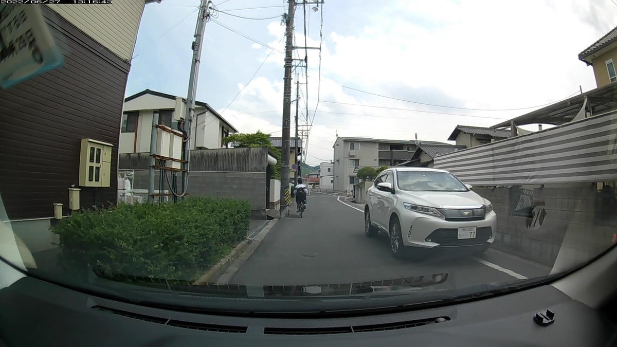 ☆★☆【令和４年６月２７日㈪遭遇車リスト】  国道経由ルート、走行距離３５００ｍ  　自宅　９００ｍ圏内（毎日必ず嫌がらせ容疑車が現れる圏内）の登場車総数４台。  　目的地４００ｍ圏内（上記圏内に次いで嫌がらせ容疑車多発）の登場車総数９台。  〇塗色　遭遇順　車種　ナンバー　　　　　自宅からの走行距離（特徴＆容疑）  ①青紺　ルーミー　　　岡山５５５　め　・・１８　　２１０ｍ（青塗色＆２桁ナンバー）  ②白　　ハリアー　　　岡山３２３　ち　・・７７　　３５０ｍ（２桁ナンバー２連続）  ④白　　アウディ　　　岡山３３７　や　・１６８　　７００ｍ（３桁ナンバー）  ➒白　　ヴォクシー　　岡山３８５　ふ　・・２２　３１００ｍ（２桁ナンバー）  ➎白　　レクサスＲＸ　岡山３３０　ひ　・１４３　３２００ｍ（３桁ナンバー）  ➍青　　デミオ　　　　広島５０２　な　・・４３　３３００ｍ（青塗色＆２桁ナンバー）     　※最初の遭遇車から２台連続で２桁ナンバーのお約束。  　※国道を毎日下りる地点にも、２桁ナンバーの待ち構え。  　※最後の信号交差点手前にも、２桁ナンバー。