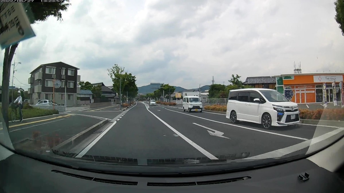 ☆★☆【令和４年６月２７日㈪遭遇車リスト】  国道経由ルート、走行距離３５００ｍ  　自宅　９００ｍ圏内（毎日必ず嫌がらせ容疑車が現れる圏内）の登場車総数４台。  　目的地４００ｍ圏内（上記圏内に次いで嫌がらせ容疑車多発）の登場車総数９台。  〇塗色　遭遇順　車種　ナンバー　　　　　自宅からの走行距離（特徴＆容疑）  ①青紺　ルーミー　　　岡山５５５　め　・・１８　　２１０ｍ（青塗色＆２桁ナンバー）  ②白　　ハリアー　　　岡山３２３　ち　・・７７　　３５０ｍ（２桁ナンバー２連続）  ④白　　アウディ　　　岡山３３７　や　・１６８　　７００ｍ（３桁ナンバー）  ➒白　　ヴォクシー　　岡山３８５　ふ　・・２２　３１００ｍ（２桁ナンバー）  ➎白　　レクサスＲＸ　岡山３３０　ひ　・１４３　３２００ｍ（３桁ナンバー）  ➍青　　デミオ　　　　広島５０２　な　・・４３　３３００ｍ（青塗色＆２桁ナンバー）     　※最初の遭遇車から２台連続で２桁ナンバーのお約束。  　※国道を毎日下りる地点にも、２桁ナンバーの待ち構え。  　※最後の信号交差点手前にも、２桁ナンバー。