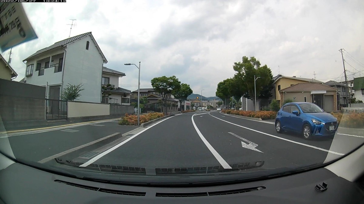 ☆★☆【令和４年６月２７日㈪遭遇車リスト】  国道経由ルート、走行距離３５００ｍ  　自宅　９００ｍ圏内（毎日必ず嫌がらせ容疑車が現れる圏内）の登場車総数４台。  　目的地４００ｍ圏内（上記圏内に次いで嫌がらせ容疑車多発）の登場車総数９台。  〇塗色　遭遇順　車種　ナンバー　　　　　自宅からの走行距離（特徴＆容疑）  ①青紺　ルーミー　　　岡山５５５　め　・・１８　　２１０ｍ（青塗色＆２桁ナンバー）  ②白　　ハリアー　　　岡山３２３　ち　・・７７　　３５０ｍ（２桁ナンバー２連続）  ④白　　アウディ　　　岡山３３７　や　・１６８　　７００ｍ（３桁ナンバー）  ➒白　　ヴォクシー　　岡山３８５　ふ　・・２２　３１００ｍ（２桁ナンバー）  ➎白　　レクサスＲＸ　岡山３３０　ひ　・１４３　３２００ｍ（３桁ナンバー）  ➍青　　デミオ　　　　広島５０２　な　・・４３　３３００ｍ（青塗色＆２桁ナンバー）     　※最初の遭遇車から２台連続で２桁ナンバーのお約束。  　※国道を毎日下りる地点にも、２桁ナンバーの待ち構え。  　※最後の信号交差点手前にも、２桁ナンバー。