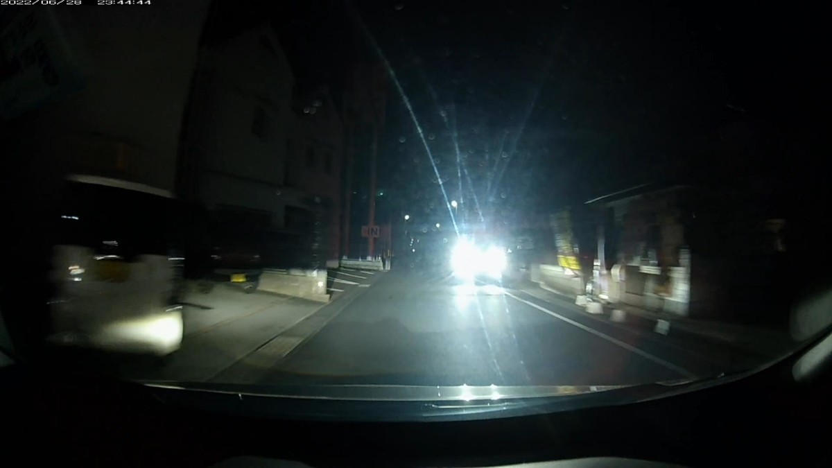 【令和４年６月２８日㈫深夜遭遇車リスト】  遭遇２台。旧街道（旧山陽道）経由ルート３０００ｍ。  ①黒　タント？　　　高松５８０　い　・１１６　　５００ｍ（片目ヘッドライト）  ②黒　現行ハリアー　〇〇３〇〇　ち　８００８　１２００ｍ（ハイビーム照らし付け）　　  ※灯火で嫌がらせするタイプの容疑車２連続。他に遭遇車無し。