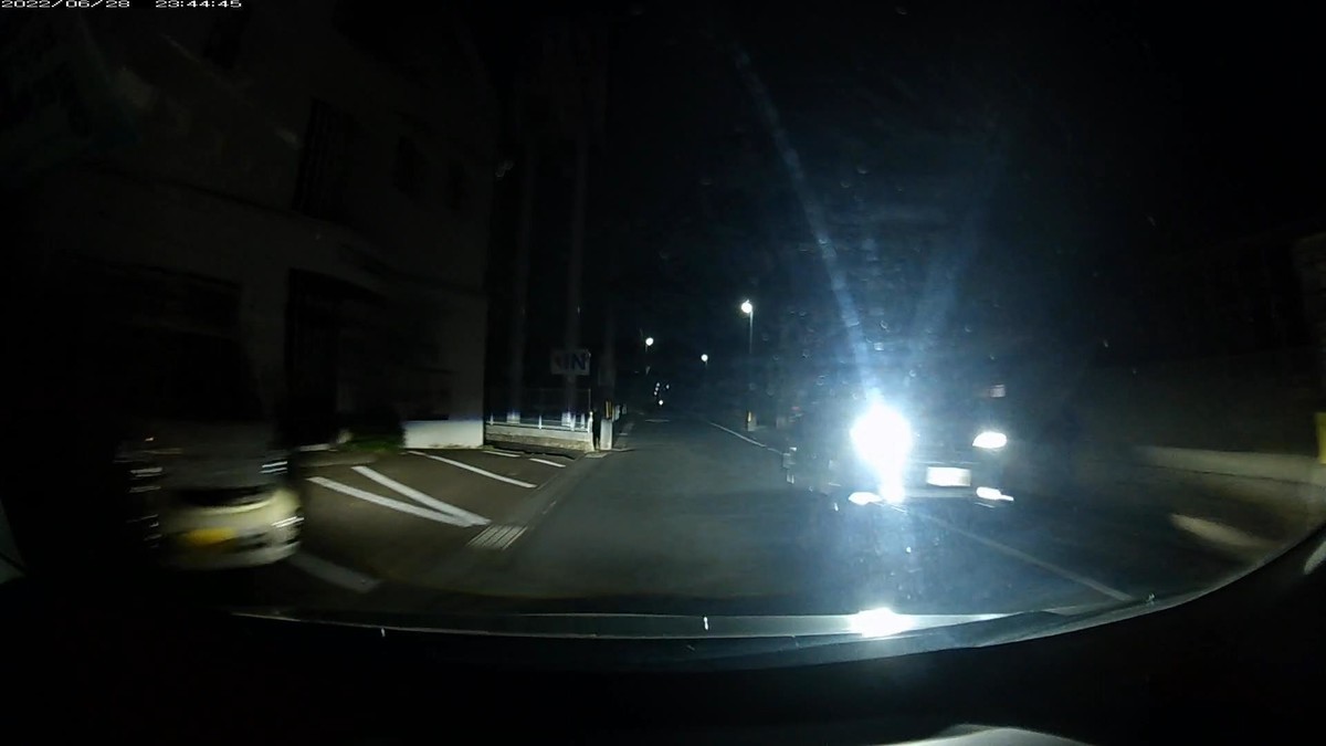 【令和４年６月２８日㈫深夜遭遇車リスト】  遭遇２台。旧街道（旧山陽道）経由ルート３０００ｍ。  ①黒　タント？　　　高松５８０　い　・１１６　　５００ｍ（片目ヘッドライト）  ②黒　現行ハリアー　〇〇３〇〇　ち　８００８　１２００ｍ（ハイビーム照らし付け）　　  ※灯火で嫌がらせするタイプの容疑車２連続。他に遭遇車無し。