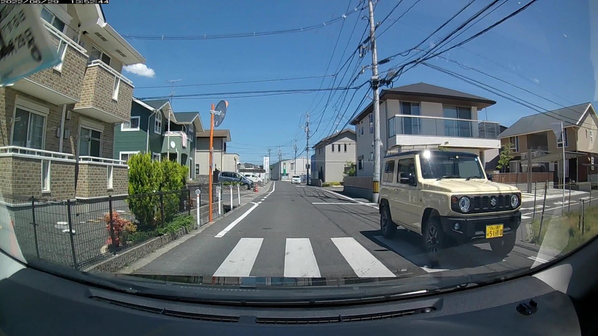 ☆★☆【令和４年６月２９日㈬遭遇車リスト】  国道経由ルート、走行距離３５００ｍ  自宅　１０００ｍ圏内（毎日必ず嫌がらせ容疑車が現れる圏内）の登場車総数６台。  目的地　３００ｍ圏内（上記圏内に次いで嫌がらせ容疑車多発）の登場車総数２台。  〇塗色　遭遇順　車種　ナンバー　　　　　自宅からの走行距離（特徴＆容疑）  ①白　アクア　　　岡山５０２　ぬ　・９７６　　　５０ｍ（３桁ナンバー）  ②銀　プリウス　　岡山３０１　て　８９８８　　　８０ｍ（４桁中３桁同字ナンバー）　  ④黄　ジムニー　　岡山５８３　は　５１１０　　３００ｍ（黄塗色）  ⑥白　スペーシア　岡山５８４　て　・９０８　　７００ｍ（３桁ナンバー）  ➊赤　キャスト　　岡山５８０　ひ　１１２２　３４００ｍ（赤塗色）     　※２台目が４桁中３桁同字ナンバー８９８８であるお約束。  　※出勤時最後の遭遇車が赤塗色なのは２日連続。