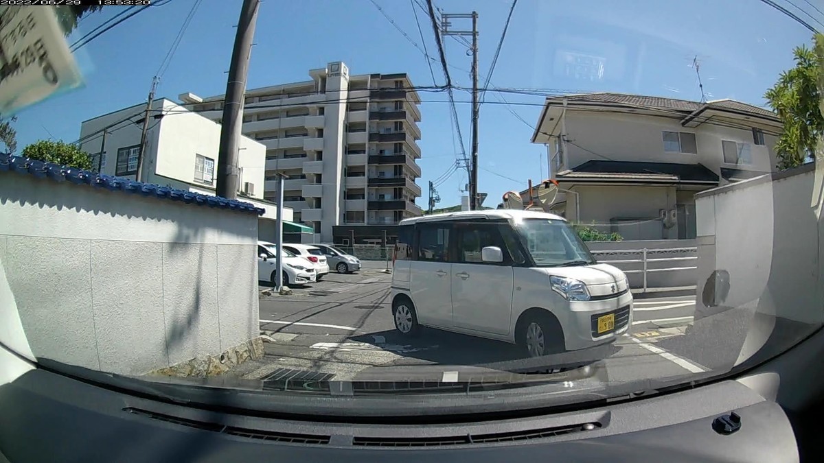 ☆★☆【令和４年６月２９日㈬遭遇車リスト】  国道経由ルート、走行距離３５００ｍ  自宅　１０００ｍ圏内（毎日必ず嫌がらせ容疑車が現れる圏内）の登場車総数６台。  目的地　３００ｍ圏内（上記圏内に次いで嫌がらせ容疑車多発）の登場車総数２台。  〇塗色　遭遇順　車種　ナンバー　　　　　自宅からの走行距離（特徴＆容疑）  ①白　アクア　　　岡山５０２　ぬ　・９７６　　　５０ｍ（３桁ナンバー）  ②銀　プリウス　　岡山３０１　て　８９８８　　　８０ｍ（４桁中３桁同字ナンバー）　  ④黄　ジムニー　　岡山５８３　は　５１１０　　３００ｍ（黄塗色）  ⑥白　スペーシア　岡山５８４　て　・９０８　　７００ｍ（３桁ナンバー）  ➊赤　キャスト　　岡山５８０　ひ　１１２２　３４００ｍ（赤塗色）     　※２台目が４桁中３桁同字ナンバー８９８８であるお約束。  　※出勤時最後の遭遇車が赤塗色なのは２日連続。