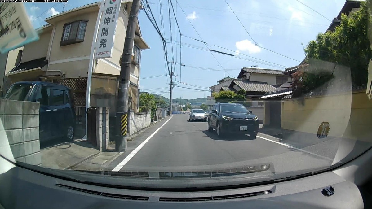 ☆★☆【令和4年6月30日㈭遭遇車リスト】 国道経由ルート、走行距離3500m 自宅 900m圏内(毎日必ず嫌がらせ容疑車が現れる圏内)の登場車総数5台。 目的地 300m圏内(上記圏内に次いで嫌がらせ容疑車多発)の登場車総数1台。 〇塗色 遭遇順 車種 ナンバー 自宅からの走行距離(特徴&容疑) ②黒 RAV4 岡山339 ひ ・312 130m(3桁ナンバー) ④薄青 N-BOX 岡山581 つ 7065 190m(青系塗色) ※とりあえず最初300m以内の遭遇車に、しっかりと嫌がらせ容疑要件満足車が現れた。ただし、どちらも連続だったりはせず、訝しむだけそんである状況が否めない。