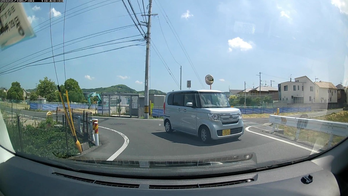 ☆★☆【令和4年6月30日㈭遭遇車リスト】 国道経由ルート、走行距離3500m 自宅 900m圏内(毎日必ず嫌がらせ容疑車が現れる圏内)の登場車総数5台。 目的地 300m圏内(上記圏内に次いで嫌がらせ容疑車多発)の登場車総数1台。 〇塗色 遭遇順 車種 ナンバー 自宅からの走行距離(特徴&容疑) ②黒 RAV4 岡山339 ひ ・312 130m(3桁ナンバー) ④薄青 N-BOX 岡山581 つ 7065 190m(青系塗色) ※とりあえず最初300m以内の遭遇車に、しっかりと嫌がらせ容疑要件満足車が現れた。ただし、どちらも連続だったりはせず、訝しむだけそんである状況が否めない。