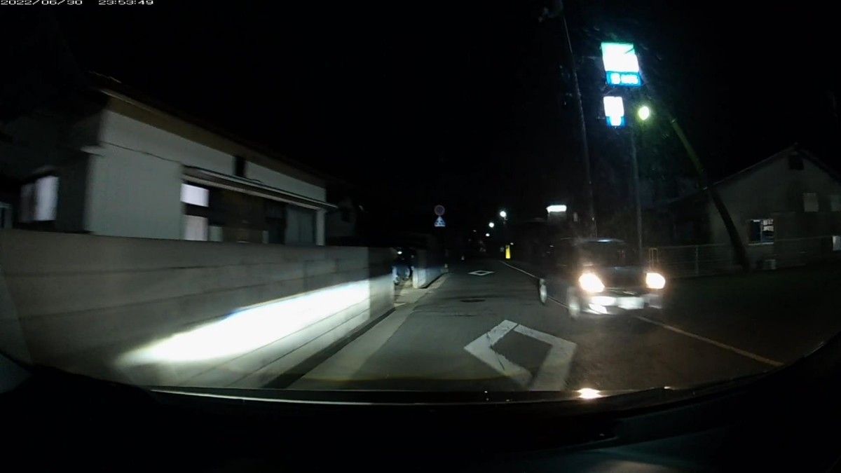 【令和４年６月３０日㈭深夜遭遇車リスト】  遭遇４台。旧街道（旧山陽道）経由ルート３０００ｍ。  ①青　現行フィット？　　〇〇〇〇〇　〇　・・６９？　　５０ｍ（青塗色＆２桁ナンバー）  ②銀　フィット　　　　　神戸５０２　な　・５６１　１７００ｍ（３桁ナンバー）  ③銀　プリウス　　　　　岡山３０１　て　２５３７　１９００ｍ（三原色鉄道関連？）  ④塗色車種不明　　　　　ナンバー不明　　　　　　　２９００ｍ（路地奥からブライティング）  ※③の２５３７は、ナンバーが赤青黄塗色鉄道車両関連。