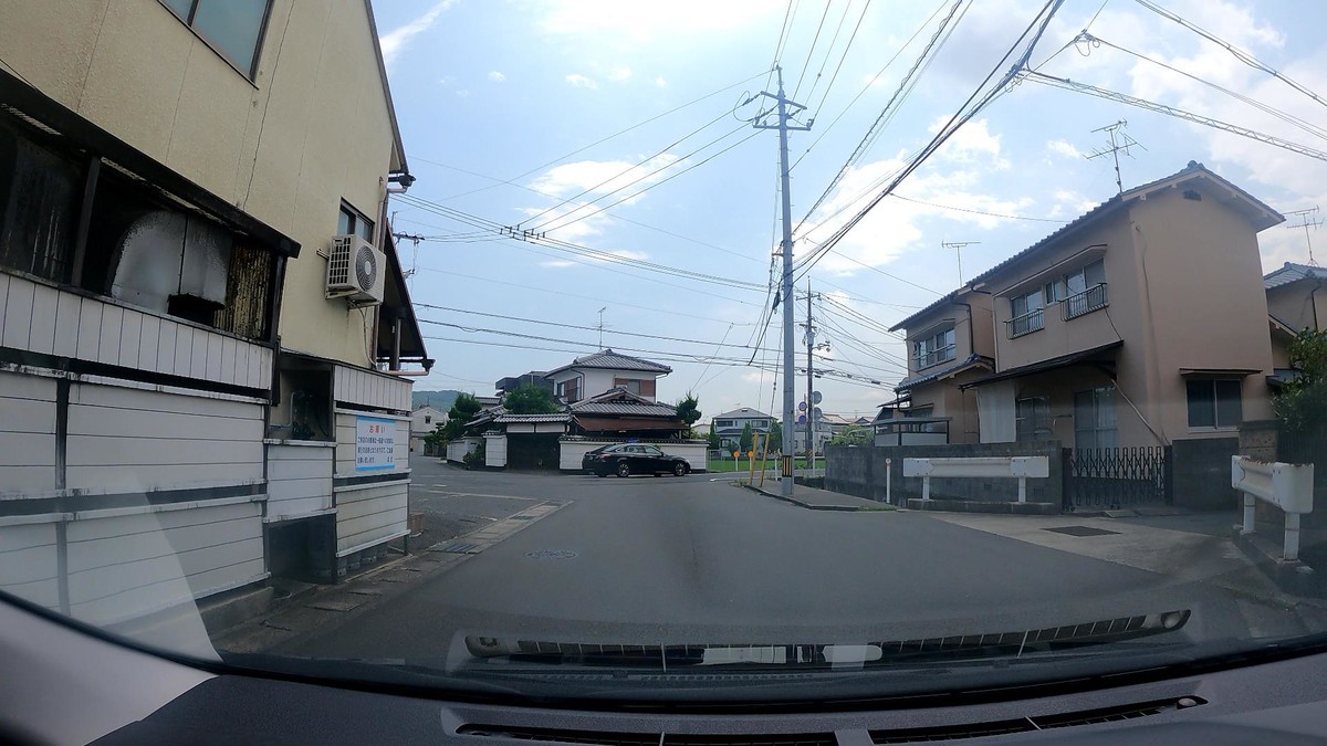 ☆★☆【令和4年7月15日㈮遭遇車リスト】 国道経由ルート、走行距離3500m 自宅 900m圏内(毎日必ず嫌がらせ容疑車が現れる圏内)の登場車総数 8台。 目的地 400m圏内(上記圏内に次いで嫌がらせ容疑車多発)の登場車総数 3台。 〇塗色 遭遇順 車種 ナンバー 自宅からの走行距離(特徴&容疑) ①黒 クラウン? 岡山500 あ ・457 30m(3桁ナンバー) ②青 モコ 岡山583 あ 8646 50m(青塗色) ④青系 クロスビー 岡山589 ら 1213 230m(青塗色) ⑤黒 ムーヴ 岡山589 う ・312 340m(3桁ナンバー) ➋白青 ミニキャブ 岡山480 せ 8448 2700m(青塗色) ➊赤 シエンタ 岡山502 ち 9141 2700m(赤塗色) ※自宅350m圏内で5台と遭遇し、その内4台が嫌がらせ容疑要件を満足した。 ※仕事場400m圏内で3台と遭遇し、内2台が嫌がらせ容疑要件を満足した。 ※相変わらず最初の1台が3桁ナンバー、最後の1台が赤塗色という、お約束の状況。 ※赤塗色の➊が現れている地点は、そこを通ったら必ず嫌がらせ容疑要件を満足する車が現れる、地縛嫌がらせ地点。