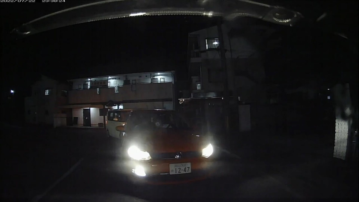 7月22日㈮遭遇NA台。新幹線側道経由自宅町内迂回ルート4600m ①赤 アクセラ 岡山301 と ・656 20m(赤塗色&3桁ナンバー) ②赤 ゴルフ 岡山502 の 1247 300m(赤塗色&片目フォグランプ) ➎黄 クロスビー 〇〇〇〇〇 〇 ・・23 2000m(黄塗色&2桁ナンバー) ➋黄 シエンタ 岡山500 あ 4954 2500m(黄塗色&片目ヘッドライト) ➊黄 タクシー 岡山530 い 1717 3200m(2連続黄塗色) ※ツイッターの実名メインアカウントで、仕事で某新興宗教トラブルを扱っている最中に不審死を遂げられた、故伊丹十三監督や故朝木東村山市議などについて触れるツイートをしたところ、早速、仕事場エントランスを監視できる位置、仕事場エントランスから80m程西に、不審者(白い服を着た男)が現れた。その不審者が僕の動向についてどこかに報告しているのか、仕事場エントランスを施錠して自宅へ向け出発したところ、発進10秒で、嫌がらせ塗色赤塗色のマツダが現れた。ナンバー確認のため後ろにつくと、同マツダは、スピード違反状態から急ブレーキをかけ鈍足走行を始めた。その鈍足マツダの後続についたまま数十メートル走ると、今度は、仕事場のある方向から、片目フォグランプの赤塗色ゴルフが現れた。仕事場の前面道路を、西進していようが東進していようが、必ず両方の赤塗色と遭遇していたであろうタイミングでの、両車の登場であった。