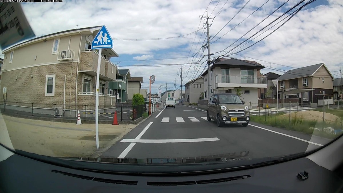 ☆★☆【令和4年7月23日㈯遭遇車リスト】 国道経由ルート、走行距離3500m 自宅 900m圏内(毎日必ず嫌がらせ容疑車が現れる圏内)の登場車総数 4台。 目的地 400m圏内(上記圏内に次いで嫌がらせ容疑車多発)の登場車総数NA台。 〇塗色 遭遇順 車種 ナンバー 自宅からの走行距離(特徴&容疑) ①白 軽トラック 岡山42 さ 5161 30m~(分類番号死にナンバー) ③緑系 キャスト 岡山586 つ ・823 290m(3桁ナンバー) ④茶 デイズ 岡山585 き ・708 700m(3桁ナンバー2連続) ➊青 トコット 岡山581 そ 2537 3450m(青塗色) ※相変わらずの、最初ないし最後3台以内の遭遇車の半数以上が毎日の嫌がらせ容疑要件を満足する状況。