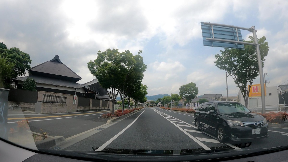 黒 カローラ 岡山549 と 1357 3100m(等差数列ナンバー)