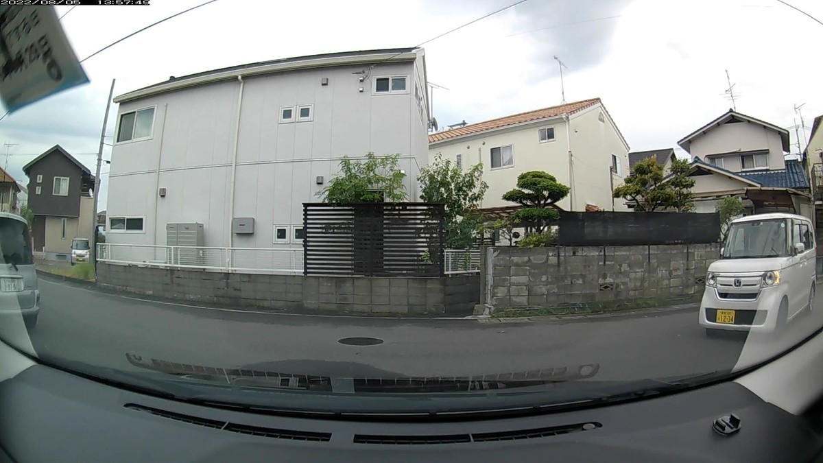 ☆★☆【令和4年8月5日㈮遭遇車リスト】 国道経由ルート、走行距離3500m 自宅 900m圏内(毎日必ず嫌がらせ容疑車が現れる圏内)の登場車総数 5台。 目的地 400m圏内(上記圏内に次いで嫌がらせ容疑車多発)の登場車総数13台。 〇遭遇順 塗色 車種 ナンバー 自宅からの走行距離(特徴&容疑) 【出発地・自宅900m圏内】 ①白 NーBOX 岡山588 て 1234 20m(等差数列ナンバー) ④青 ハスラー 岡山583 い 9664 150m(青塗色) ※①は、度々、我が家の前に違法駐車している車両。 ※態々僕の出発時間と合わせたように現れたのは、わざと反感を買って、こちらの犯罪行為を引き出そうとする挑発か?いわゆる、「攻める」防犯というゴミ行為。 【目的地・仕事場400m圏内】 ➏白 ミライース 岡山483 せ 5535 3400m(4桁中3桁同字ナンバー) ※➏の登場場所は、1日㈪と2日㈫にも4桁中3桁同字ナンバーが待ち構えていた地点。