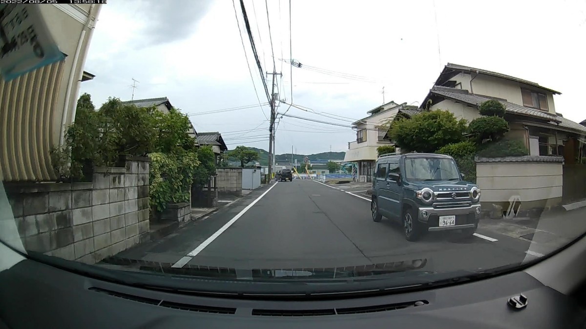 ☆★☆【令和4年8月5日㈮遭遇車リスト】 国道経由ルート、走行距離3500m 自宅 900m圏内(毎日必ず嫌がらせ容疑車が現れる圏内)の登場車総数 5台。 目的地 400m圏内(上記圏内に次いで嫌がらせ容疑車多発)の登場車総数13台。 〇遭遇順 塗色 車種 ナンバー 自宅からの走行距離(特徴&容疑) 【出発地・自宅900m圏内】 ①白 NーBOX 岡山588 て 1234 20m(等差数列ナンバー) ④青 ハスラー 岡山583 い 9664 150m(青塗色) ※①は、度々、我が家の前に違法駐車している車両。 ※態々僕の出発時間と合わせたように現れたのは、わざと反感を買って、こちらの犯罪行為を引き出そうとする挑発か?いわゆる、「攻める」防犯というゴミ行為。 【目的地・仕事場400m圏内】 ➏白 ミライース 岡山483 せ 5535 3400m(4桁中3桁同字ナンバー) ※➏の登場場所は、1日㈪と2日㈫にも4桁中3桁同字ナンバーが待ち構えていた地点。