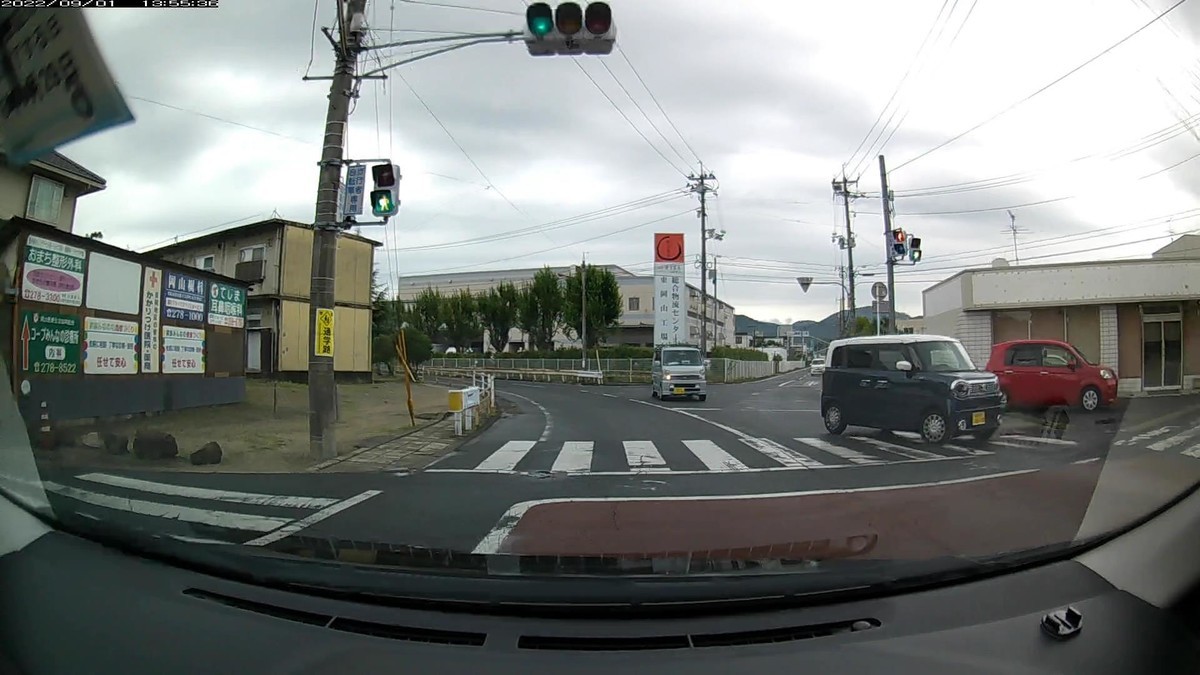 ☆★☆【令和４年９月１日㈭遭遇車リスト】  国道経由、仕事場町内北回りルート、走行距離３７００ｍ  自宅　　９００ｍ圏内（毎日必ず嫌がらせ容疑車が現れる圏内）の登場車総数　２台。  目的地１０００ｍ圏内（上記圏内に次いで嫌がらせ容疑車多発）の登場車総数１０台。  〇遭遇順　塗色　車種　ナンバー　　　　　自宅からの走行距離（特徴＆容疑）     【出発地・自宅９００ｍ圏内】  ②青　アルト　　　　岡山５８４　き　・８１２　　１００ｍ（青＆３桁ナンバー）     【目的地・仕事場９００ｍ圏内】  ➓白　ハイエース　　岡山４０５　ぬ　・・・５　２７００ｍ（１桁ナンバー）  ➒白　キャンター　　岡山４００　て　６８６６　２７００ｍ（４桁中３桁同字ナンバー）  ➑赤　スペーシア　　岡山５８１　ち　９１６８　２７００ｍ（赤塗色）  ➏青　クロスビー　　岡山５８３　と　１６１９　２８００ｍ（青塗色）  ➌黒　アクア　　　　岡山５４４　め　・・３８　２９００ｍ（２桁ナンバー）