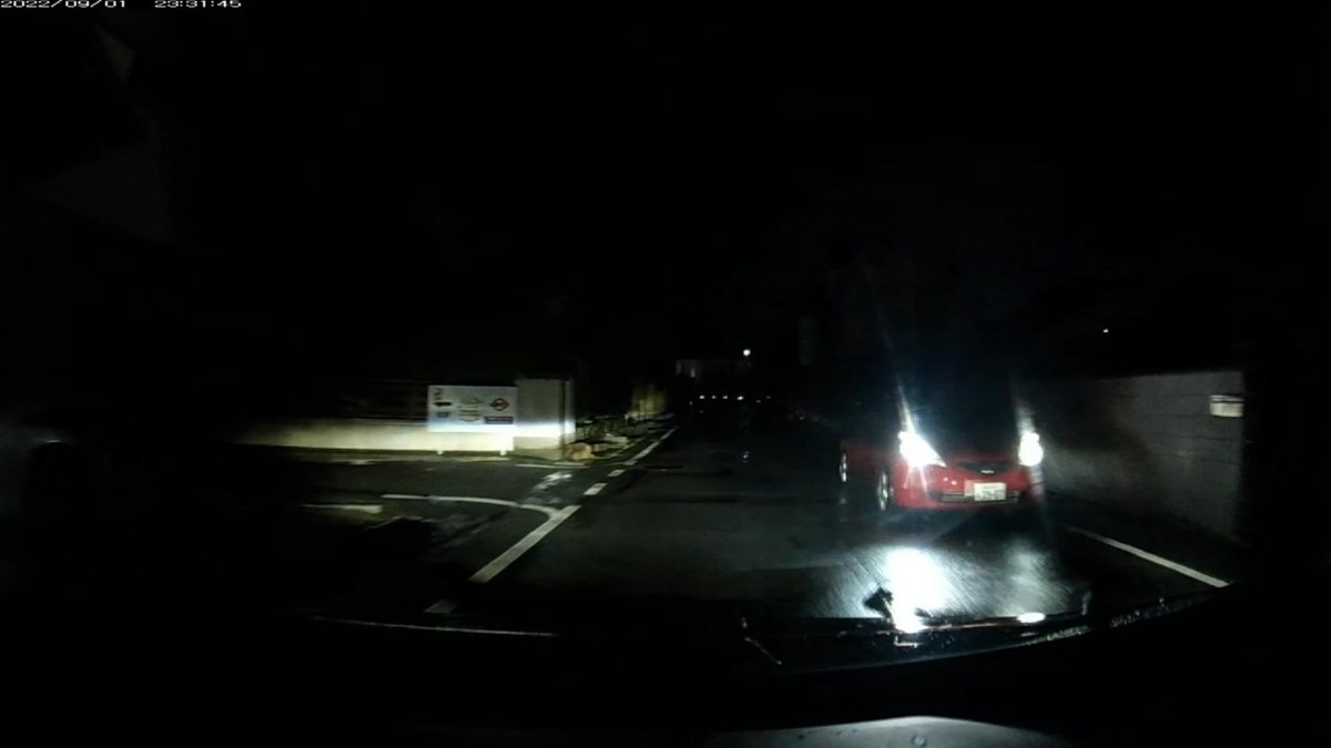 【令和４年９月１日㈭深夜遭遇車リスト】  遭遇５台。旧道経由ルート３０００ｍ。（ナンバーを確認できたのは３台）  ①銀　エルグランド　岡山３００　る　２７０８　　４００ｍ（ハザード路駐）  ②白　ヴィッツ　　　倉敷５３０　す　３７６１　１９００ｍ  ③赤　フィット　　　岡山５０１　ね　３９０７　２８５０ｍ（赤塗色）  　※ここ３日で遭遇車数全９台の少数にも関わらず、毎晩赤塗色が登場。偶発たり得ない。  　※ハザードを焚いて路駐している車を３台目撃。  　※①と③が類似ナンバー。