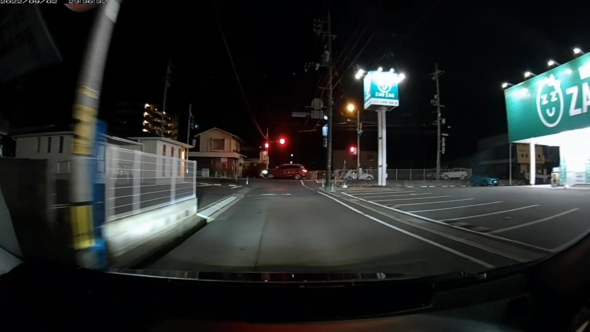 ９月　２日㈮遭遇３台。旧道経由ルート３０００ｍ。  ①銀　ラウム　　　　岡山５０２　ぬ　・４５０　　５００ｍ（３桁＆僕の車と同じナンバー）  ②赤　ミニバン　　　〇〇〇〇〇　〇　〇〇〇〇　２１００ｍ（赤塗色）  ③黒？　軽自動車　　岡山５８０　あ　２０６１　２９５０ｍ（通行阻害）  　※ここ４晩で遭遇した車の総数１０台。内４台が赤塗色。  　※毎晩必ず１台ずつの赤塗色を含むような事態が、偶発な訳がない。  　※赤塗色の車は、２３台に１台の割合でしか存在しないことが、検査業界の統計ではっきりしている。  　※③の軽自動車は、僕の自宅のある集落の入り口でじっと動かず、こちらの通行を阻害。