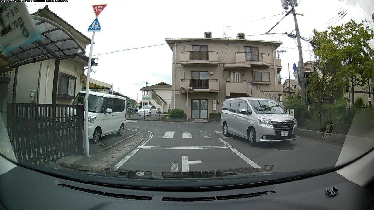 ☆★☆【令和４年９月３日㈯遭遇車リスト】  国道経由、仕事場町内北回りルート、走行距離４２００ｍ  自宅　９００ｍ圏内（毎日必ず嫌がらせ容疑車が現れる圏内）の登場車総数　４台。  目的地９００ｍ圏内（上記圏内に次いで嫌がらせ容疑車多発）の登場車総数　１台。     〇遭遇順　塗色　車種　ナンバー　　　　　自宅からの走行距離（特徴＆容疑）     【出発地・自宅９００ｍ圏内】  ①銀　カローラ　　岡山３３６　ぬ　・５０８　　　５０ｍ（３桁ナンバー）  ②白　セレナ　　　成田５３０　な　・７０２　　　６０ｍ（３桁ナンバー２連続）     【目的地・仕事場９００ｍ圏内】  ➊銀　ノア　　　　岡山５４２　や　１１１５　４０００ｍ（４桁中３桁同字ナンバー）