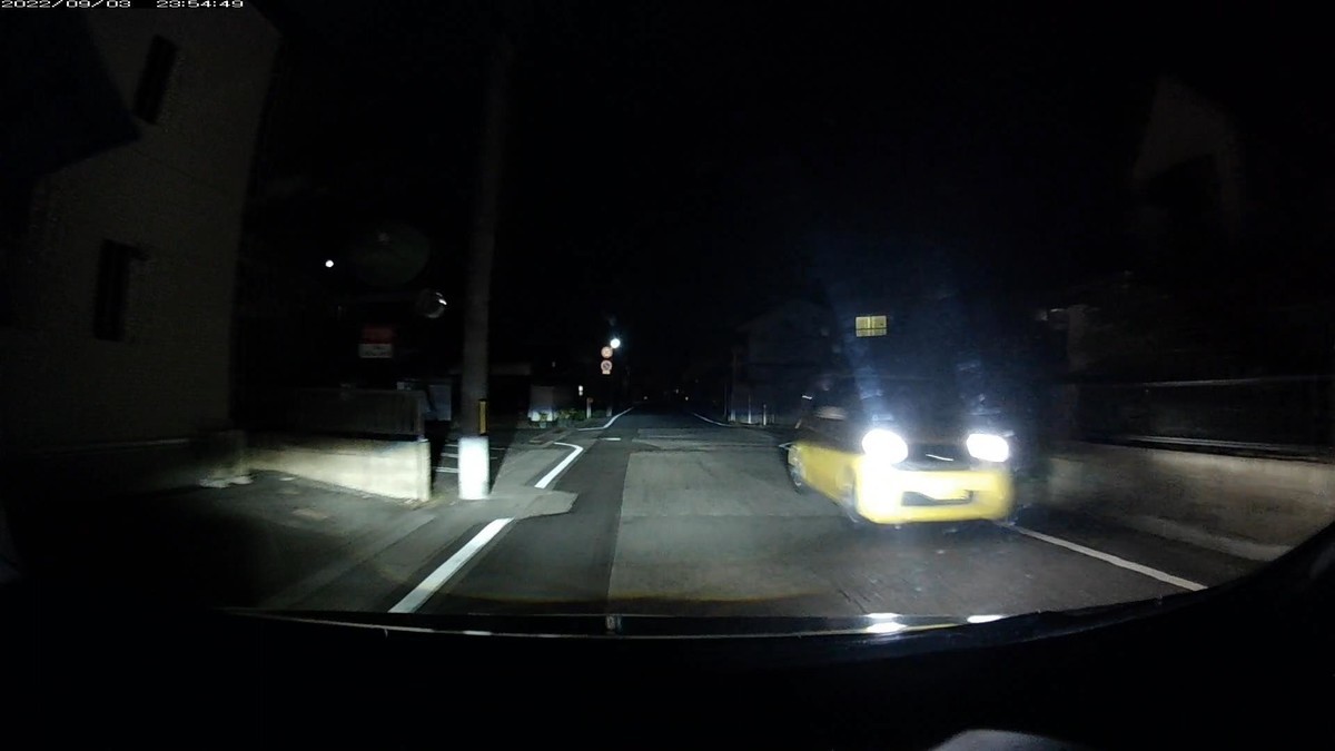 【令和４年９月３日㈯深夜遭遇車リスト】  遭遇７台。旧道経由ルート３０００ｍ。  ③赤銀　ライフ　　　岡山５１　　え　１３１７　　　２０ｍ（赤塗色）  ④銀　スイフト　　　岡山５０２　ぬ　・９６３　１７００ｍ（３桁＆等差数列ナンバー）  ⑤白　レヴォーグ　　岡山３３２　に　３５００　１８００ｍ（鈍足逆煽り）  ⑥白　プリウス　　　岡山３４３　み　１５１５　２８００ｍ（鈍足逆煽り）  ⑦黄　Ｎ－ＯＮＥ　　岡山５８３　〇　７００２　２９５０ｍ（黄塗色）  　※仕事場を出た途端に、いきなり赤塗色。毎晩数台の遭遇で、赤塗色との遭遇は５晩連続。  　※赤塗色は２３台に１台の割合でしか存在しないことが、検査業界の統計ではっきりしている。  　※夏休み明けで初心者が増殖したためかもしれないが、⑤と⑥が共に、異常な低速もしくは交差点内停止というバカ挙動で当方の通行を阻害。  　※遭遇車が存在すること自体が不自然な自宅集落入り口前に、最後の１台として黄塗色が現れるお約束。