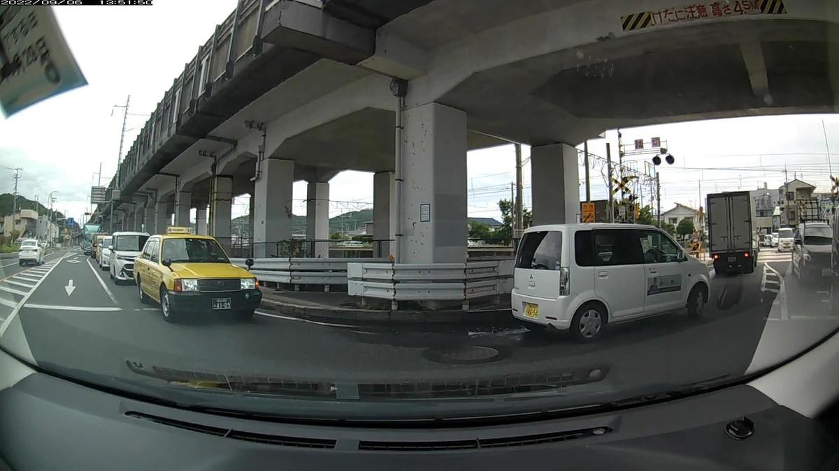 ☆★☆【令和４年９月６日㈫遭遇車リスト】  新幹線側道経由ルート、走行距離３５００ｍ  自宅　９００ｍ圏内（毎日必ず嫌がらせ容疑車が現れる圏内）の登場車総数　３台。  目的地９００ｍ圏内（上記圏内に次いで嫌がらせ容疑車多発）の登場車総数ＮＡ台。     〇遭遇順　塗色　車種　ナンバー　　　　　自宅からの走行距離（特徴＆容疑）     【出発地・自宅９００ｍ圏内】  　６日㈫  ②白　タント　　　　　岡山５８０　り　・１７２　　２５０ｍ（３桁ナンバー）     【目的地・仕事場９００ｍ圏内】  ➊黄　コンフォート　　岡山５００　あ　４１０９　３５００ｍ（黄塗色＆２度遭遇）     　※➊の黄塗色は、出勤路途中で対向したものが、当方とは別ルートを通って、仕事場前路地に再登場。仕事場は、幹線道路に面しておらず、不自然と言える状況。