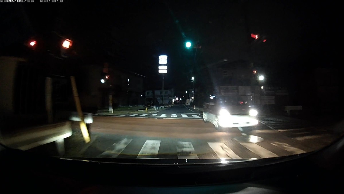 【令和４年９月６日㈫深夜遭遇車リスト】  遭遇４台。旧道経由ルート３０００ｍ。  ①黒　軽自動車　　姫路５８１　〇　・４９２　　１００ｍ（３桁ナンバー）  ②白　ウイッシュ　岡山５３５　と　・２０６　　５００ｍ（３桁＆特定容疑車）  ③黒　軽１ＢＯＸ　岡山５８５　え　４４４４　１６００ｍ（４桁全同字ナンバー）  ④銀　モコ　　　　岡山５８３　い　２７２０　１９００ｍ（仄めかしナンバー）     　※②、④は共に、僕の使っている電話番号に一定の法則で関係のあるナンバー。  　※③は言わずもがな、いわゆるカルトナンバー。  　※②は、現れる時は必ず同じ場所に現れる、地縛特定容疑車。