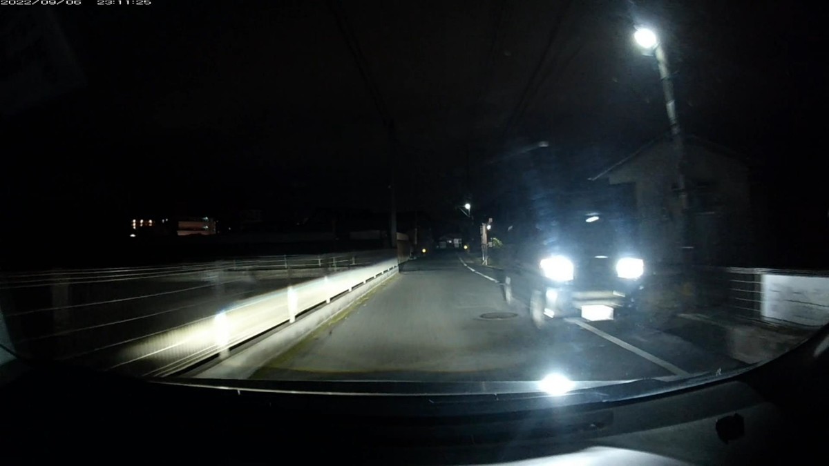 【令和４年９月６日㈫深夜遭遇車リスト】  遭遇４台。旧道経由ルート３０００ｍ。  ①黒　軽自動車　　姫路５８１　〇　・４９２　　１００ｍ（３桁ナンバー）  ②白　ウイッシュ　岡山５３５　と　・２０６　　５００ｍ（３桁＆特定容疑車）  ③黒　軽１ＢＯＸ　岡山５８５　え　４４４４　１６００ｍ（４桁全同字ナンバー）  ④銀　モコ　　　　岡山５８３　い　２７２０　１９００ｍ（仄めかしナンバー）     　※②、④は共に、僕の使っている電話番号に一定の法則で関係のあるナンバー。  　※③は言わずもがな、いわゆるカルトナンバー。  　※②は、現れる時は必ず同じ場所に現れる、地縛特定容疑車。