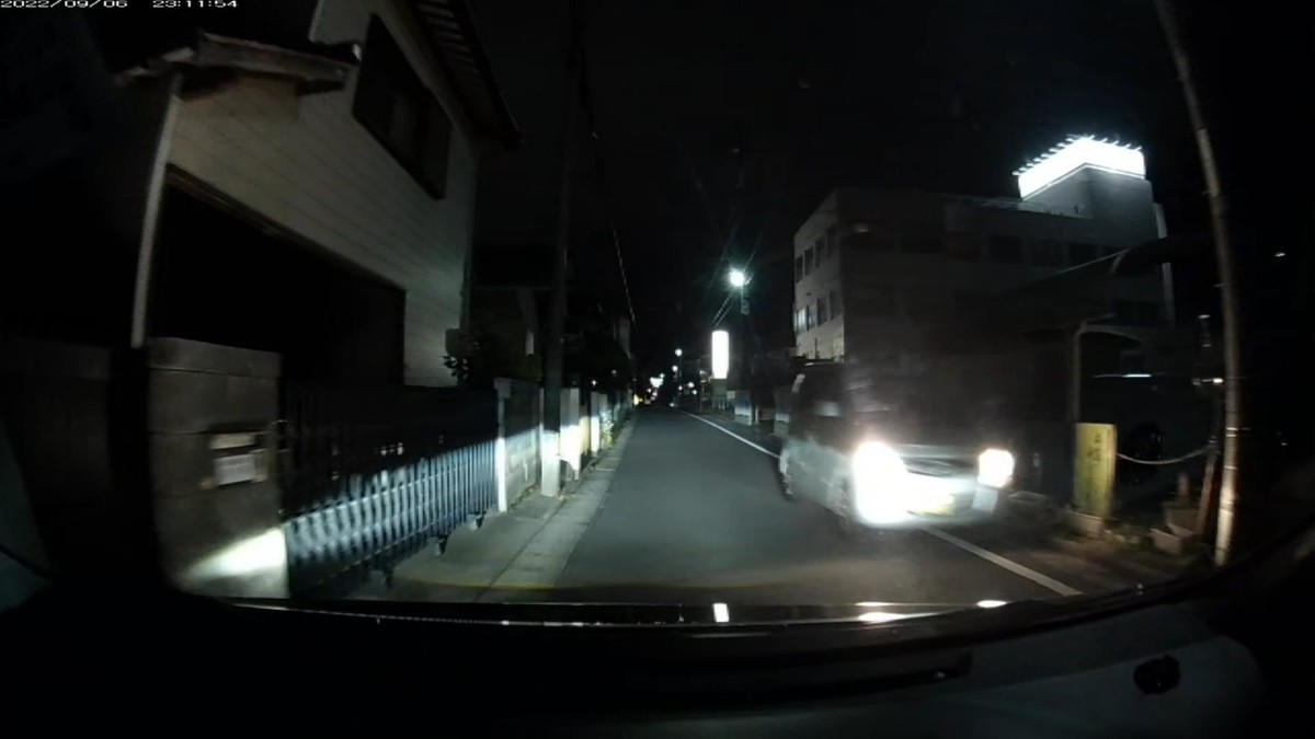 【令和４年９月６日㈫深夜遭遇車リスト】  遭遇４台。旧道経由ルート３０００ｍ。  ①黒　軽自動車　　姫路５８１　〇　・４９２　　１００ｍ（３桁ナンバー）  ②白　ウイッシュ　岡山５３５　と　・２０６　　５００ｍ（３桁＆特定容疑車）  ③黒　軽１ＢＯＸ　岡山５８５　え　４４４４　１６００ｍ（４桁全同字ナンバー）  ④銀　モコ　　　　岡山５８３　い　２７２０　１９００ｍ（仄めかしナンバー）     　※②、④は共に、僕の使っている電話番号に一定の法則で関係のあるナンバー。  　※③は言わずもがな、いわゆるカルトナンバー。  　※②は、現れる時は必ず同じ場所に現れる、地縛特定容疑車。