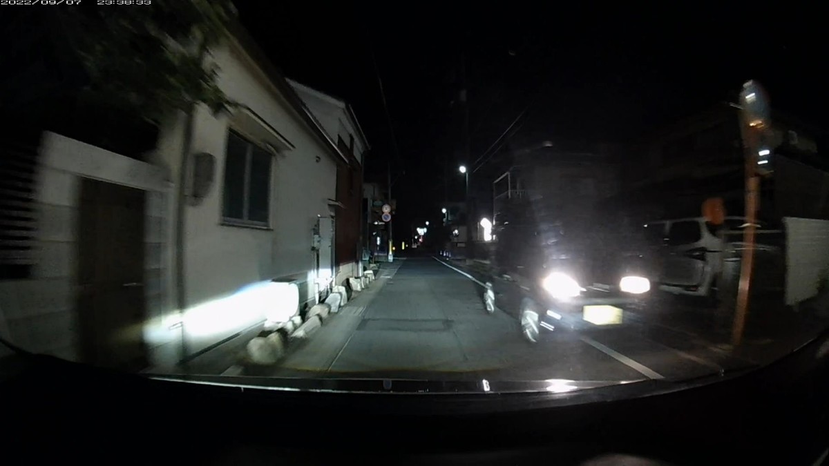 【令和４年９月７日㈬深夜遭遇車リスト】  遭遇４台。旧道経由ルート３０００ｍ。  ⓪３人組体育会系大学生風男、建物施錠中の僕の背後で音立てて痰吐き。  ①薄黄　エッセ　　岡山５８５　ち　・６０１　１３００ｍ（３桁＆黄塗色）  ②黒　車種不明　　岡山５４６　な　８１１８　１５００ｍ  ③白　ウィッシュ　岡山５３５　と　・２０６　１８００ｍ（３桁＆２晩連続登場）  ④黒　軽自動車　　岡山５８３　う　・４２３　１９００ｍ（３桁＆死にナンバー）  　※③は、いかにも特定容疑車らしく２晩連続登場。