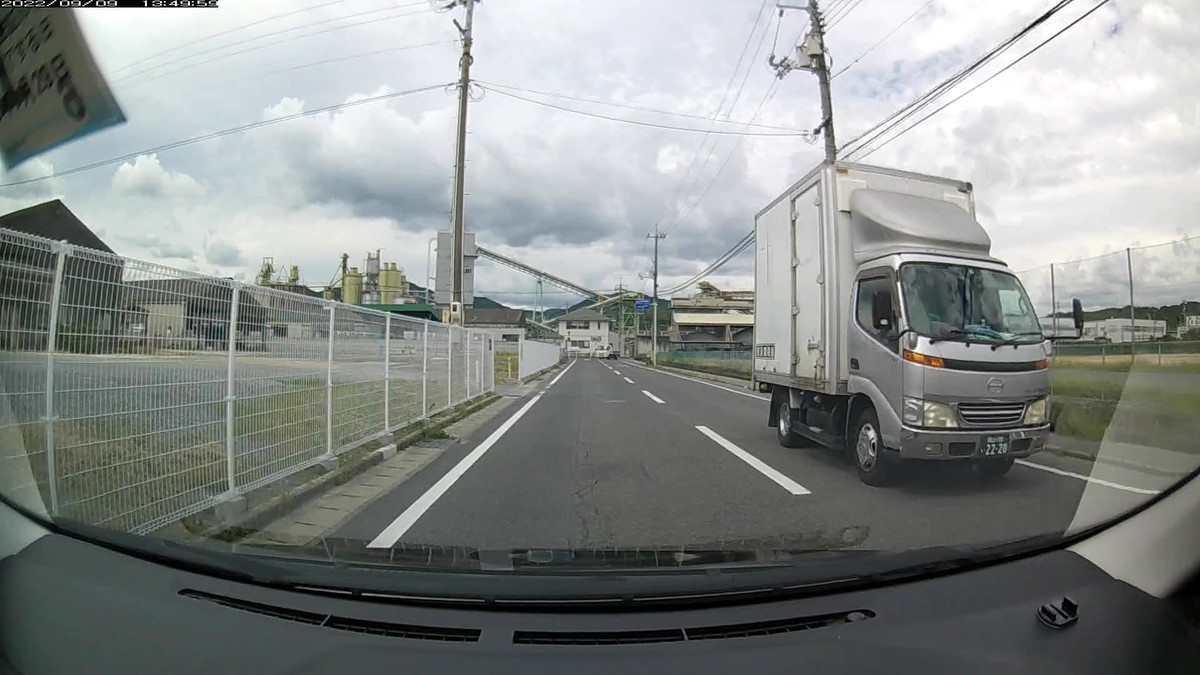 ☆★☆【令和４年９月９日㈮遭遇車リスト】  国道経由仕事場町内北回りルート、走行距離４２００ｍ  自宅　９００ｍ圏内（毎日必ず嫌がらせ容疑車が現れる圏内）の登場車総数　２台。  目的地９００ｍ圏内（上記圏内に次いで嫌がらせ容疑車多発）の登場車総数　４台。     〇遭遇順　塗色　車種　ナンバー　　　　　自宅からの走行距離（特徴＆容疑）     【出発地・自宅９００ｍ圏内】  ※特に容疑車無し。     【目的地・仕事場９００ｍ圏内】  ➍白　プロボックス　高松４００　た　・８１９　３６００ｍ（３桁ナンバー）  ➌銀　デュトロ　　　岡山１００　い　２２２０　３６００ｍ（４桁中３桁同字ナンバー）     　※仕事場町内にしっかりと容疑要件満足車の２連続が現れたが、全体としては下火の日。