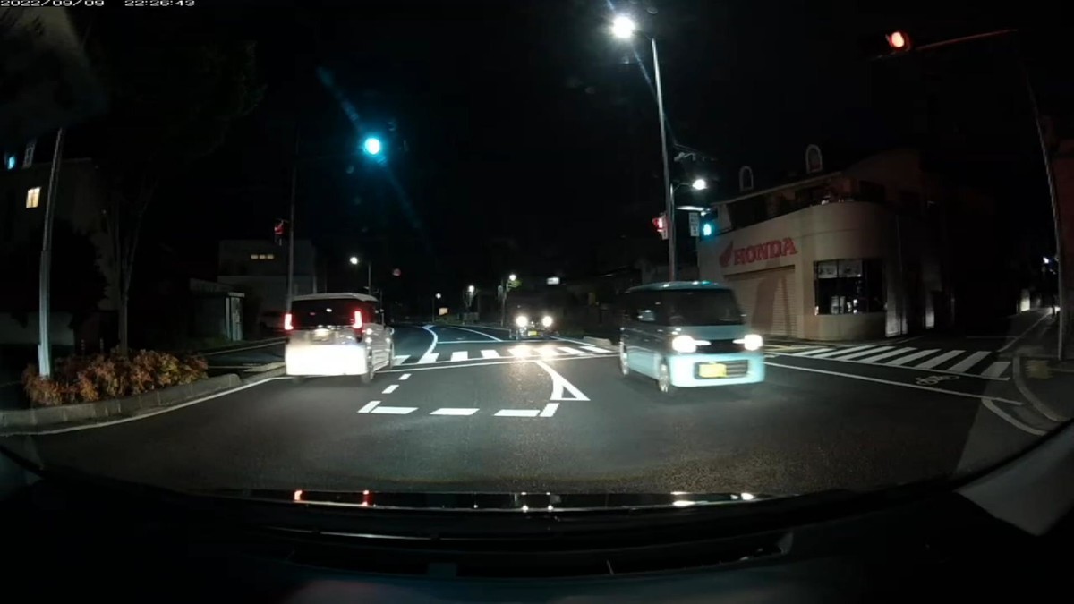 【令和４年９月９日㈮深夜遭遇車リスト】  遭遇１０台。旧道経由ルート３０００ｍ。  ②黒　軽自動車　　岡山５８０　こ　・８１０　　１００ｍ（３桁ナンバー）  ③青　軽自動車　　岡山５８１　と　・９６４　　１００ｍ（青＆３桁ナンバー）  ⑤青　アクア　　　岡山５３８　り　・１２８　　３００ｍ（青＆３桁ナンバー）  ⑥塗色車種不明　　〇〇〇〇〇　〇　・・・６　　５００ｍ（１桁ナンバー）  ⑨青　軽自動車　　岡山５８３　き　３２６０　１６００ｍ（青塗色）  ⑩黄　軽自動車　　岡山５８５　み　・３７３　１６００ｍ（黄＆３桁ナンバー）  　※１０台遭遇の間に３桁以下ナンバーが半数、青塗色が３台、三原色塗色４台。  　※偶発が含まれているにせよ、作為も関与しないとありえない状況。  　※青塗色は１６台に１台、黄塗色は１３０台に１台であることは、検査業界の統計ではっきりしている。  　※赤青黄３色のうちのいずれかに遭遇する割合も、１１台に１台であると、同様の理由ではっきりしている。