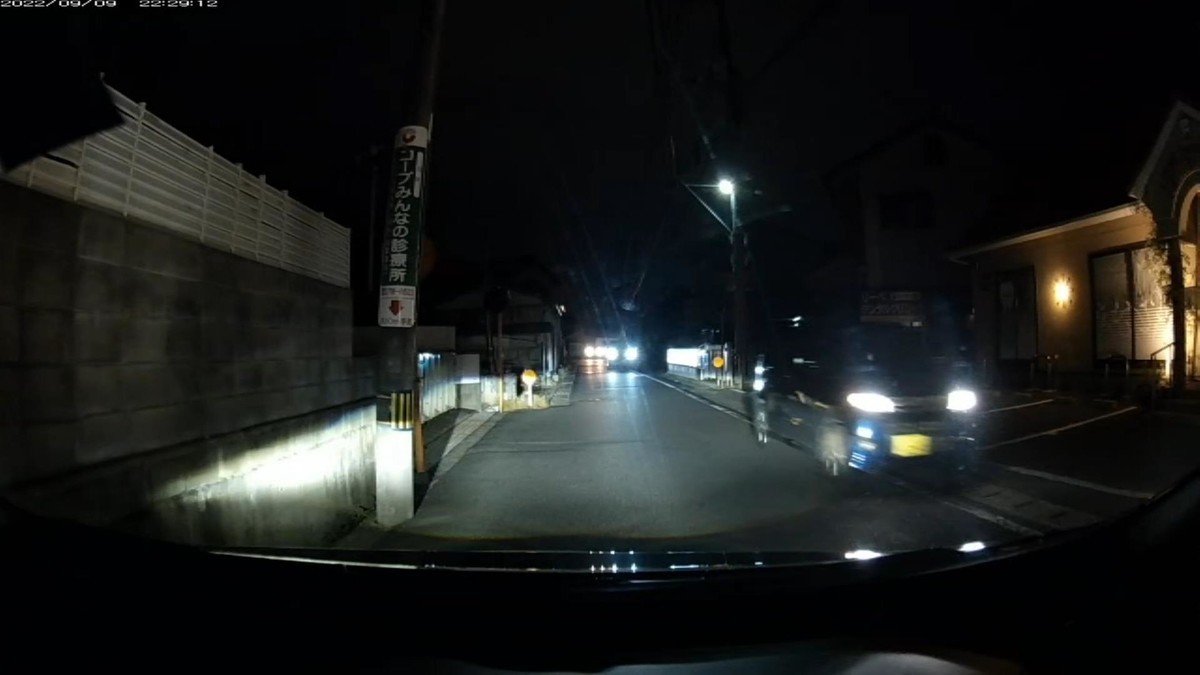 【令和４年９月９日㈮深夜遭遇車リスト】  遭遇１０台。旧道経由ルート３０００ｍ。  ②黒　軽自動車　　岡山５８０　こ　・８１０　　１００ｍ（３桁ナンバー）  ③青　軽自動車　　岡山５８１　と　・９６４　　１００ｍ（青＆３桁ナンバー）  ⑤青　アクア　　　岡山５３８　り　・１２８　　３００ｍ（青＆３桁ナンバー）  ⑥塗色車種不明　　〇〇〇〇〇　〇　・・・６　　５００ｍ（１桁ナンバー）  ⑨青　軽自動車　　岡山５８３　き　３２６０　１６００ｍ（青塗色）  ⑩黄　軽自動車　　岡山５８５　み　・３７３　１６００ｍ（黄＆３桁ナンバー）  　※１０台遭遇の間に３桁以下ナンバーが半数、青塗色が３台、三原色塗色４台。  　※偶発が含まれているにせよ、作為も関与しないとありえない状況。  　※青塗色は１６台に１台、黄塗色は１３０台に１台であることは、検査業界の統計ではっきりしている。  　※赤青黄３色のうちのいずれかに遭遇する割合も、１１台に１台であると、同様の理由ではっきりしている。