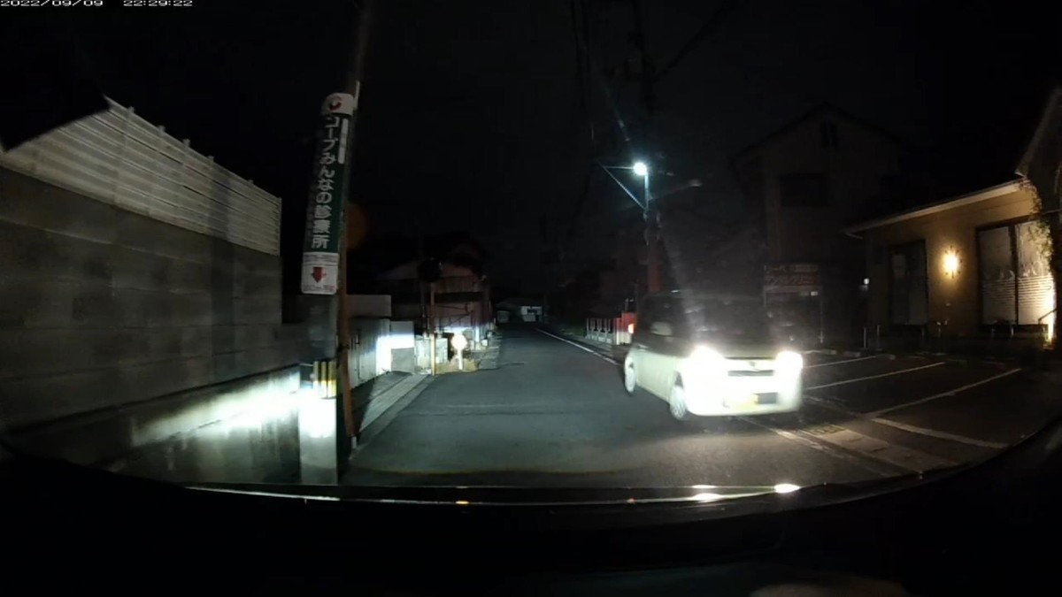 【令和４年９月９日㈮深夜遭遇車リスト】  遭遇１０台。旧道経由ルート３０００ｍ。  ②黒　軽自動車　　岡山５８０　こ　・８１０　　１００ｍ（３桁ナンバー）  ③青　軽自動車　　岡山５８１　と　・９６４　　１００ｍ（青＆３桁ナンバー）  ⑤青　アクア　　　岡山５３８　り　・１２８　　３００ｍ（青＆３桁ナンバー）  ⑥塗色車種不明　　〇〇〇〇〇　〇　・・・６　　５００ｍ（１桁ナンバー）  ⑨青　軽自動車　　岡山５８３　き　３２６０　１６００ｍ（青塗色）  ⑩黄　軽自動車　　岡山５８５　み　・３７３　１６００ｍ（黄＆３桁ナンバー）  　※１０台遭遇の間に３桁以下ナンバーが半数、青塗色が３台、三原色塗色４台。  　※偶発が含まれているにせよ、作為も関与しないとありえない状況。  　※青塗色は１６台に１台、黄塗色は１３０台に１台であることは、検査業界の統計ではっきりしている。  　※赤青黄３色のうちのいずれかに遭遇する割合も、１１台に１台であると、同様の理由ではっきりしている。