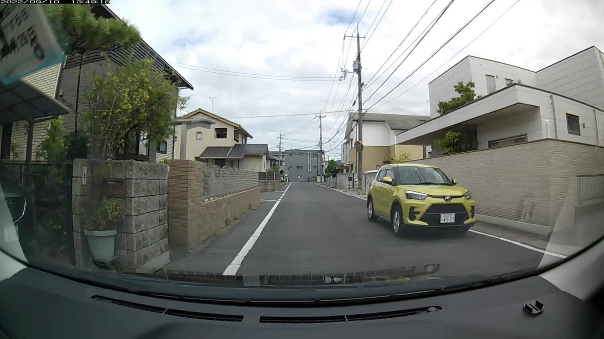 ☆★☆【令和４年９月１０日㈯遭遇車リスト】  国道経由仕事場町内北回りルート、走行距離４２００ｍ  自宅　９００ｍ圏内（毎日必ず嫌がらせ容疑車が現れる圏内）の登場車総数　９台。  目的地９００ｍ圏内（上記圏内に次いで嫌がらせ容疑車多発）の登場車総数　５台。     〇遭遇順　塗色　車種　ナンバー　　　　　自宅からの走行距離（特徴＆容疑）     【出発地・自宅９００ｍ圏内】  ①赤　　ノート　　　岡山５０２　ね　３１８２　　　６０ｍ（赤塗色）  ②黄緑　ライズ　　　岡山５３０　な　４５２７　　　７０ｍ（黄系当てつけ）  ⑤黄緑　フリード　　岡山５３０　に　３２５４　　２３０ｍ（黄系当てつけ）  ⑥白　　キャラバン　岡山４３０　と　・９９３　　２４０ｍ（３桁ナンバー）  ⑦赤　　デミオ　　　岡山５３０　ま　５００７　　４００ｍ（赤塗色）  　※出勤路最初ないし最後の遭遇車が赤青黄いずれかの塗色であるのは、今週５回目。     【目的地・仕事場９００ｍ圏内】  ➌白　　アルト　　　岡山５８３　い　５４５５　３０００ｍ（４桁中３桁同字ナンバー）  　※最後３台以内に４桁中３桁同字ナンバーが現れるのは、ここ７日で４回。  　※いずれも偶発たり得ないと感じて当然の状況。