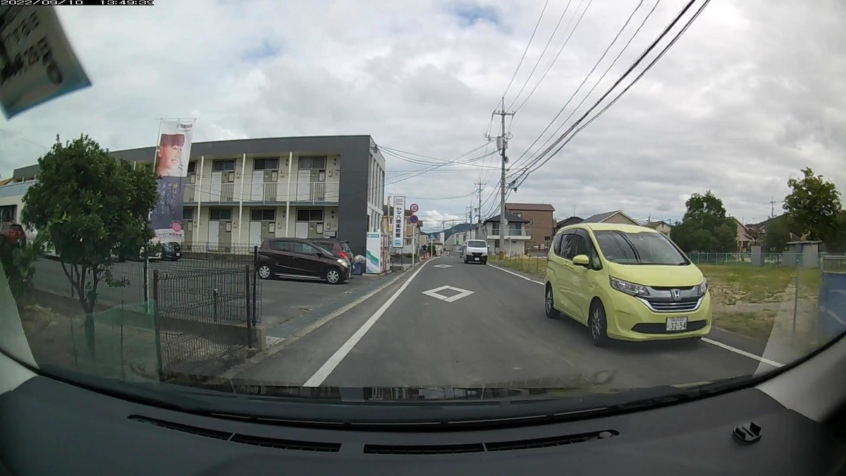 ☆★☆【令和４年９月１０日㈯遭遇車リスト】  国道経由仕事場町内北回りルート、走行距離４２００ｍ  自宅　９００ｍ圏内（毎日必ず嫌がらせ容疑車が現れる圏内）の登場車総数　９台。  目的地９００ｍ圏内（上記圏内に次いで嫌がらせ容疑車多発）の登場車総数　５台。     〇遭遇順　塗色　車種　ナンバー　　　　　自宅からの走行距離（特徴＆容疑）     【出発地・自宅９００ｍ圏内】  ①赤　　ノート　　　岡山５０２　ね　３１８２　　　６０ｍ（赤塗色）  ②黄緑　ライズ　　　岡山５３０　な　４５２７　　　７０ｍ（黄系当てつけ）  ⑤黄緑　フリード　　岡山５３０　に　３２５４　　２３０ｍ（黄系当てつけ）  ⑥白　　キャラバン　岡山４３０　と　・９９３　　２４０ｍ（３桁ナンバー）  ⑦赤　　デミオ　　　岡山５３０　ま　５００７　　４００ｍ（赤塗色）  　※出勤路最初ないし最後の遭遇車が赤青黄いずれかの塗色であるのは、今週５回目。     【目的地・仕事場９００ｍ圏内】  ➌白　　アルト　　　岡山５８３　い　５４５５　３０００ｍ（４桁中３桁同字ナンバー）  　※最後３台以内に４桁中３桁同字ナンバーが現れるのは、ここ７日で４回。  　※いずれも偶発たり得ないと感じて当然の状況。