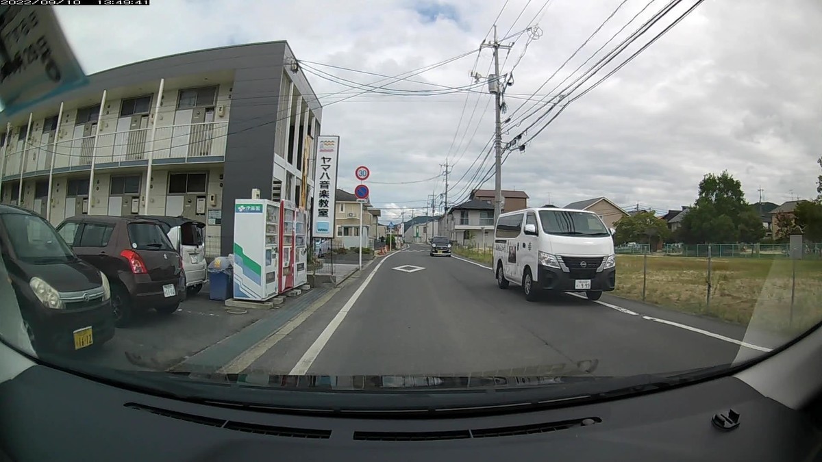 ☆★☆【令和４年９月１０日㈯遭遇車リスト】  国道経由仕事場町内北回りルート、走行距離４２００ｍ  自宅　９００ｍ圏内（毎日必ず嫌がらせ容疑車が現れる圏内）の登場車総数　９台。  目的地９００ｍ圏内（上記圏内に次いで嫌がらせ容疑車多発）の登場車総数　５台。     〇遭遇順　塗色　車種　ナンバー　　　　　自宅からの走行距離（特徴＆容疑）     【出発地・自宅９００ｍ圏内】  ①赤　　ノート　　　岡山５０２　ね　３１８２　　　６０ｍ（赤塗色）  ②黄緑　ライズ　　　岡山５３０　な　４５２７　　　７０ｍ（黄系当てつけ）  ⑤黄緑　フリード　　岡山５３０　に　３２５４　　２３０ｍ（黄系当てつけ）  ⑥白　　キャラバン　岡山４３０　と　・９９３　　２４０ｍ（３桁ナンバー）  ⑦赤　　デミオ　　　岡山５３０　ま　５００７　　４００ｍ（赤塗色）  　※出勤路最初ないし最後の遭遇車が赤青黄いずれかの塗色であるのは、今週５回目。     【目的地・仕事場９００ｍ圏内】  ➌白　　アルト　　　岡山５８３　い　５４５５　３０００ｍ（４桁中３桁同字ナンバー）  　※最後３台以内に４桁中３桁同字ナンバーが現れるのは、ここ７日で４回。  　※いずれも偶発たり得ないと感じて当然の状況。