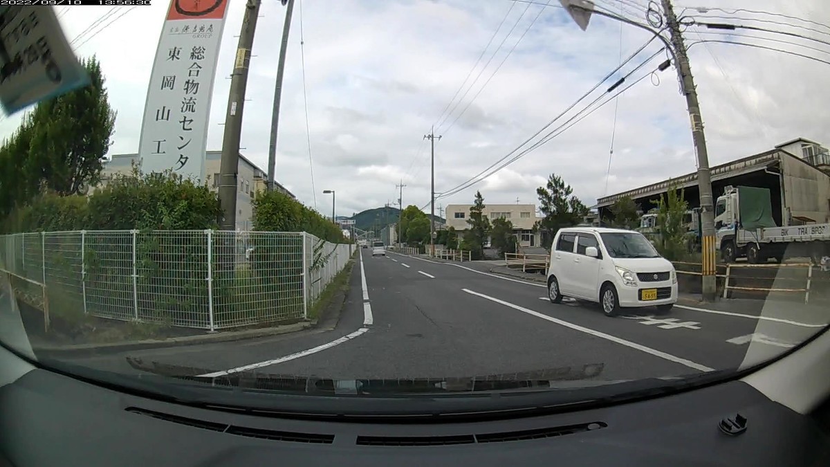 ☆★☆【令和４年９月１０日㈯遭遇車リスト】  国道経由仕事場町内北回りルート、走行距離４２００ｍ  自宅　９００ｍ圏内（毎日必ず嫌がらせ容疑車が現れる圏内）の登場車総数　９台。  目的地９００ｍ圏内（上記圏内に次いで嫌がらせ容疑車多発）の登場車総数　５台。     〇遭遇順　塗色　車種　ナンバー　　　　　自宅からの走行距離（特徴＆容疑）     【出発地・自宅９００ｍ圏内】  ①赤　　ノート　　　岡山５０２　ね　３１８２　　　６０ｍ（赤塗色）  ②黄緑　ライズ　　　岡山５３０　な　４５２７　　　７０ｍ（黄系当てつけ）  ⑤黄緑　フリード　　岡山５３０　に　３２５４　　２３０ｍ（黄系当てつけ）  ⑥白　　キャラバン　岡山４３０　と　・９９３　　２４０ｍ（３桁ナンバー）  ⑦赤　　デミオ　　　岡山５３０　ま　５００７　　４００ｍ（赤塗色）  　※出勤路最初ないし最後の遭遇車が赤青黄いずれかの塗色であるのは、今週５回目。     【目的地・仕事場９００ｍ圏内】  ➌白　　アルト　　　岡山５８３　い　５４５５　３０００ｍ（４桁中３桁同字ナンバー）  　※最後３台以内に４桁中３桁同字ナンバーが現れるのは、ここ７日で４回。  　※いずれも偶発たり得ないと感じて当然の状況。