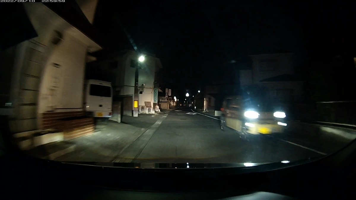 【令和４年９月１０日㈯深夜遭遇車リスト】  旧道経由ルート３０００ｍ、遭遇１０台。  ②黒　ヴォクシー　〇〇〇〇〇　〇　・５７５　　　２０ｍ（３桁ナンバー）  ⑤黄　タフト　　　〇〇〇〇〇　〇　・１８０　１３００ｍ（黄＆ブライティング）  ⑧銀　車種不明　　岡山５３１　や　２２２８　２１００ｍ（４桁中３桁同字ナンバー）  ⑩赤　車種不明　　岡山５０２　ぬ　５０２１　２８８０ｍ（赤塗色）  　※相変わらず、最後に現れる赤塗色を含む、４台もの容疑車登場。  　※１０台もの遭遇車があること自体が不自然。嫌がらせ容疑要件を満足する特徴を持った遭遇車の比率を減らすための、容疑要件不満足車も動員されている可能性。  　※⑧の４桁中３桁同字ナンバー２２２８は、４桁中３桁同字であること以上のナンバー詳細情報を読み取られるのを嫌ったのか、交差点バンプの中腹の、ヘッドライトの角度の関係で対向車のナンバー詳細が読み取りにくくなるタイミングでの対向を狙ったような、不自然な一時停止＆徐行を行う挙動不審。